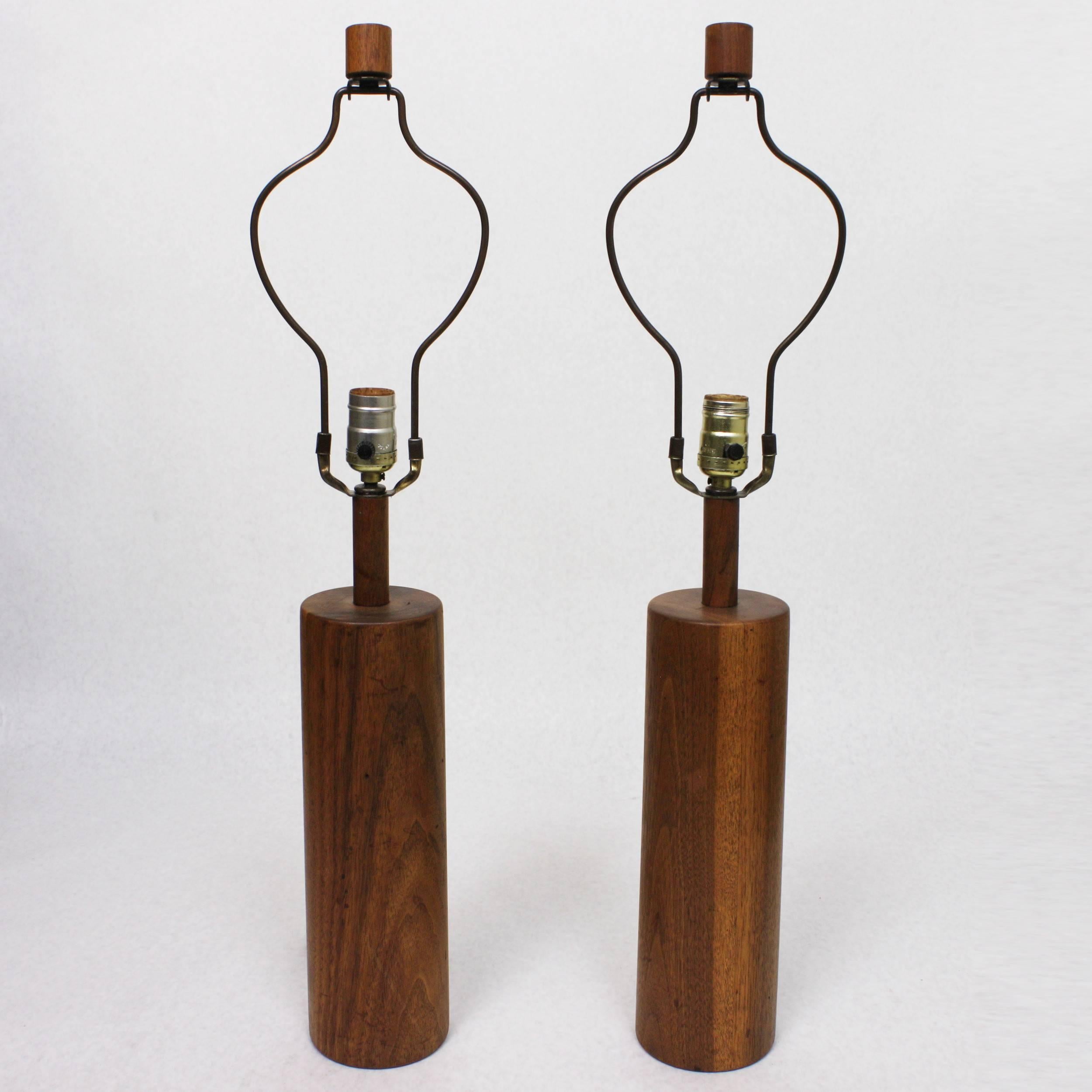 Américain Paire de lampes de table en noyer d'époque Marshall Studios W31-28 Mid-Century Modern en vente