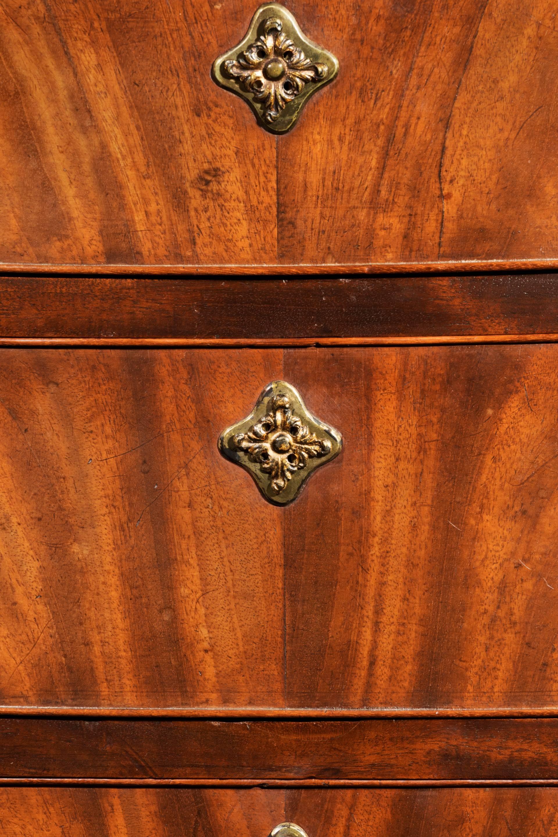 Chippendale Period Mahogany Serpentine Commode Chest For Sale 1