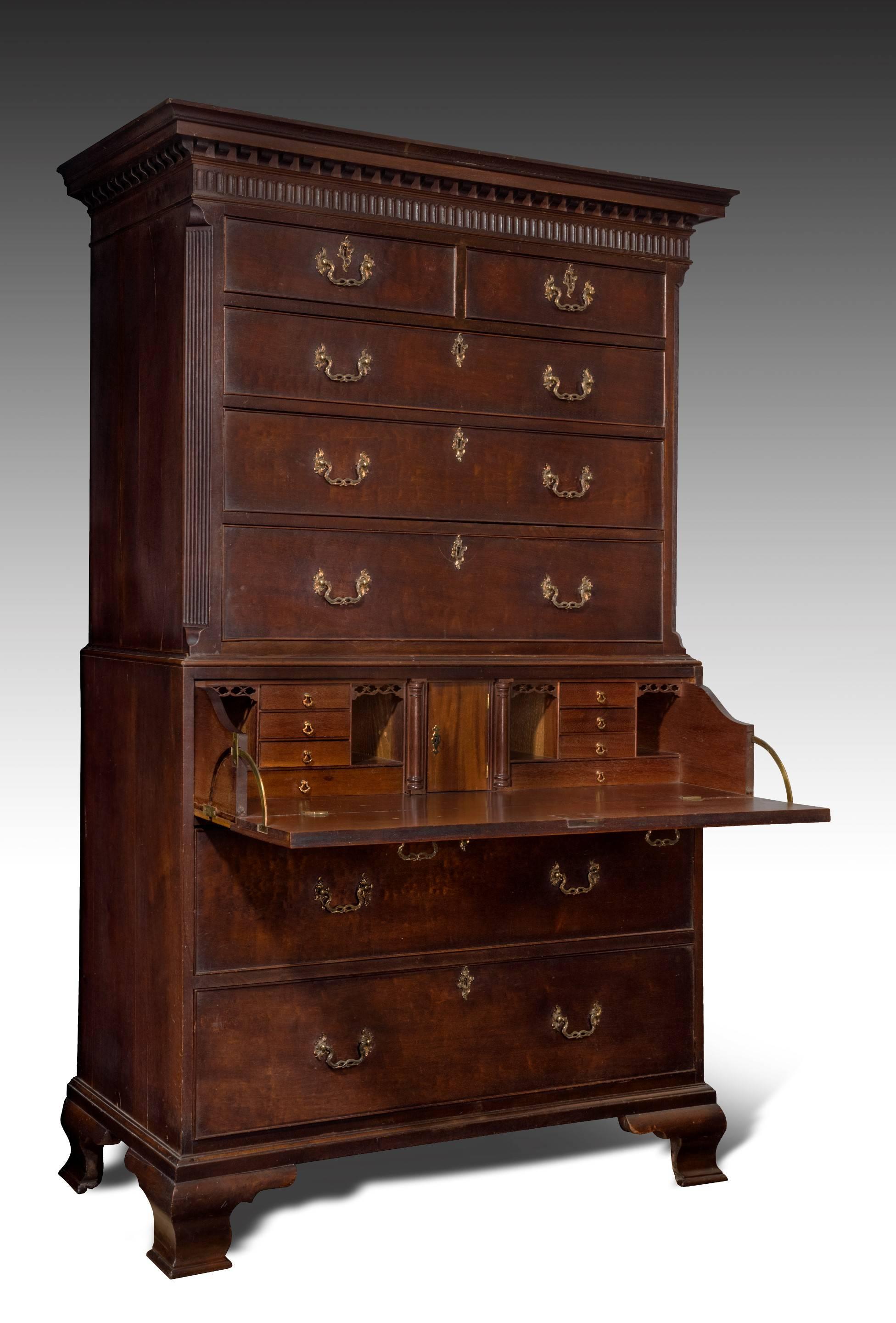 George II Mahogany Secretaire Chest-on-Chest. For Sale 4