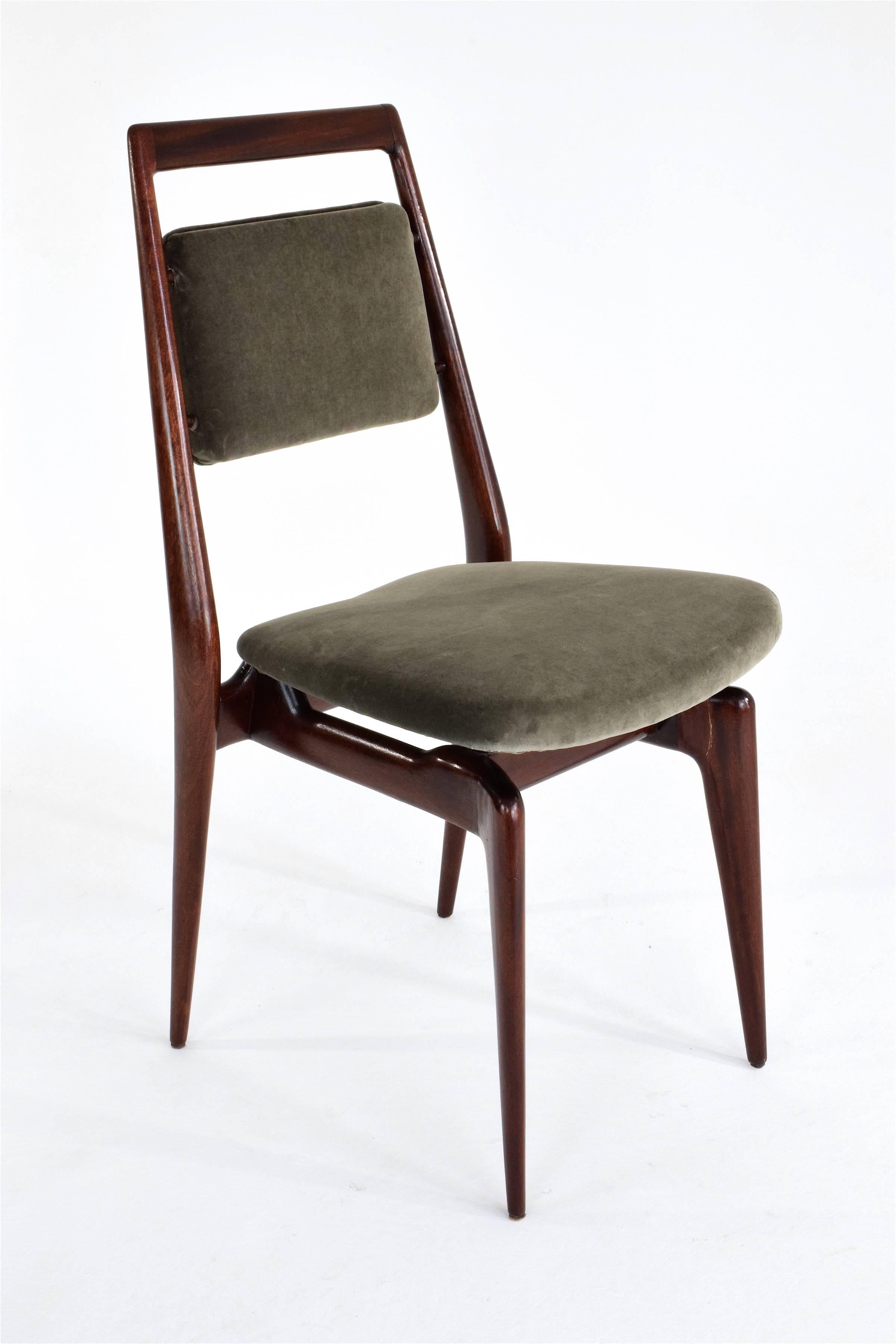  20th century vintage set of six Italian Mid-Century design dining chairs composed of a mahogany lacquered structure with splayed and tapered legs in fully restored condition. 

Re-upholstered in high quality Lelièvre Paris velvet in dark grey
