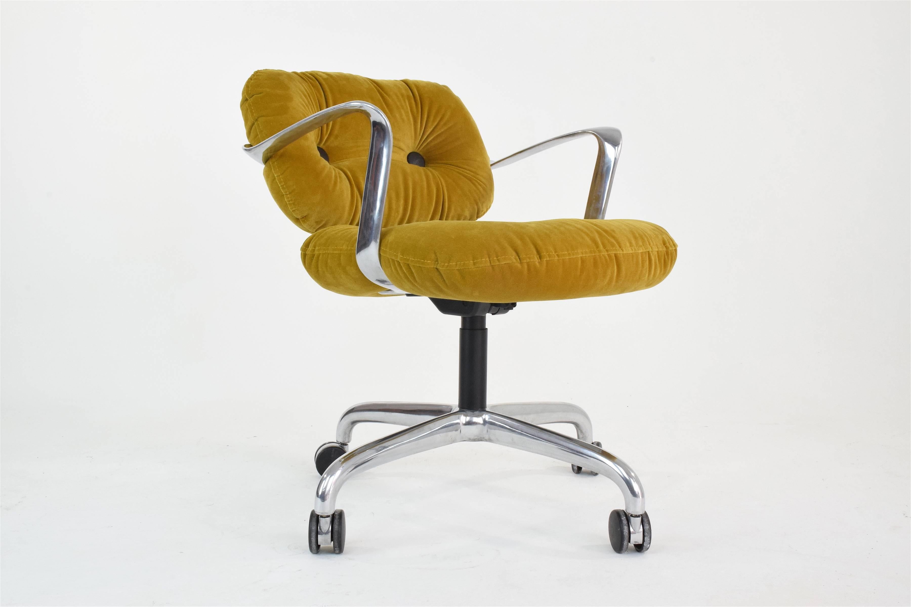 Superb desk chair designed in the USA by Bruce Hannah and Andrew Morrison for Knoll in the 1950s-1960s composed of a meticulously polished aluminium structure with swivel base on rollers and reupholstered with a luxurious Lelièvre Paris mustard