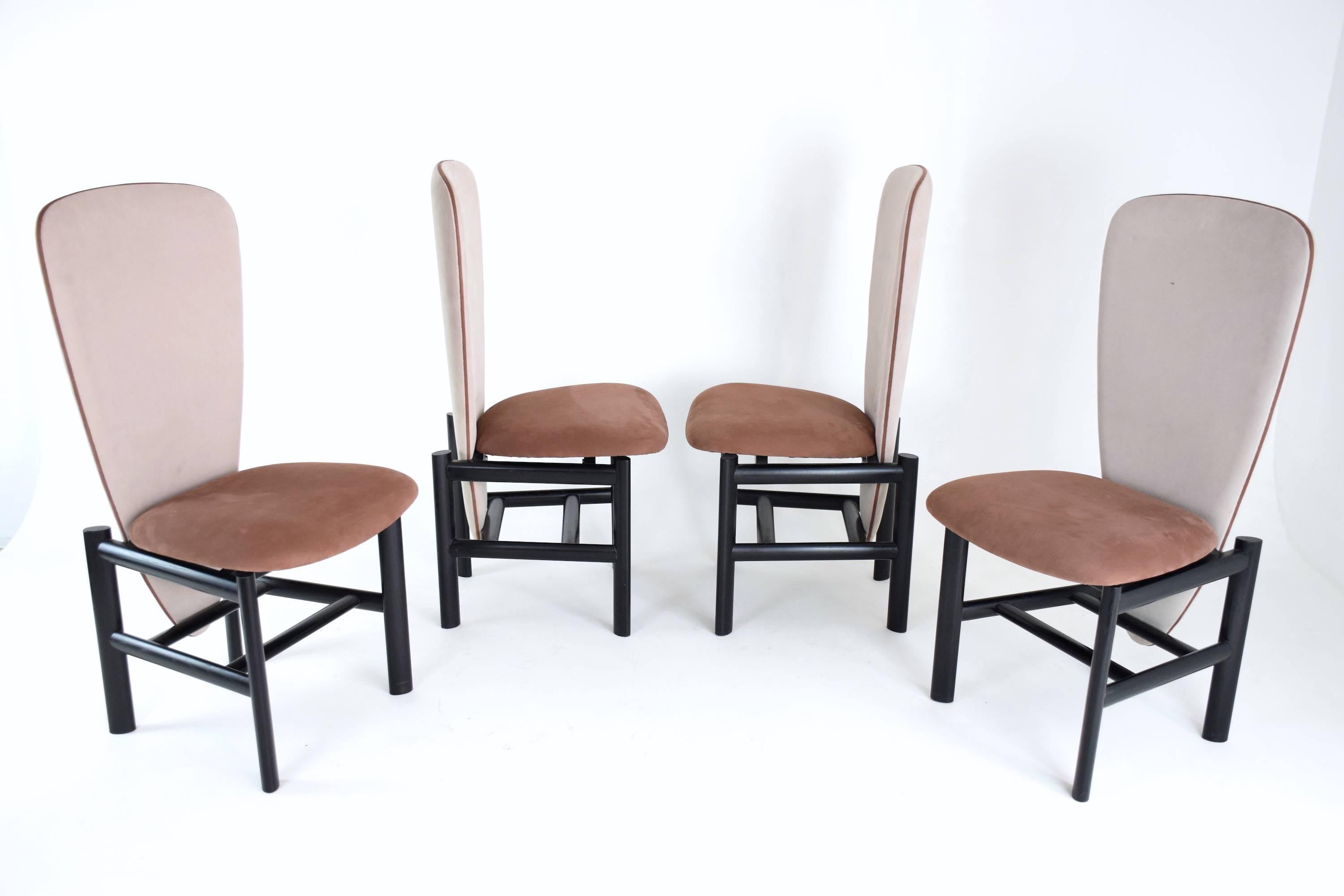 Graphic set of four mid-century vintage Scandinavian high-back dining chairs in fully restored condition. Composed of ebonized oak and re-upholstered in a high quality bicolore Lelièvre Paris fabric of robust cotton twill in grey and brown nude