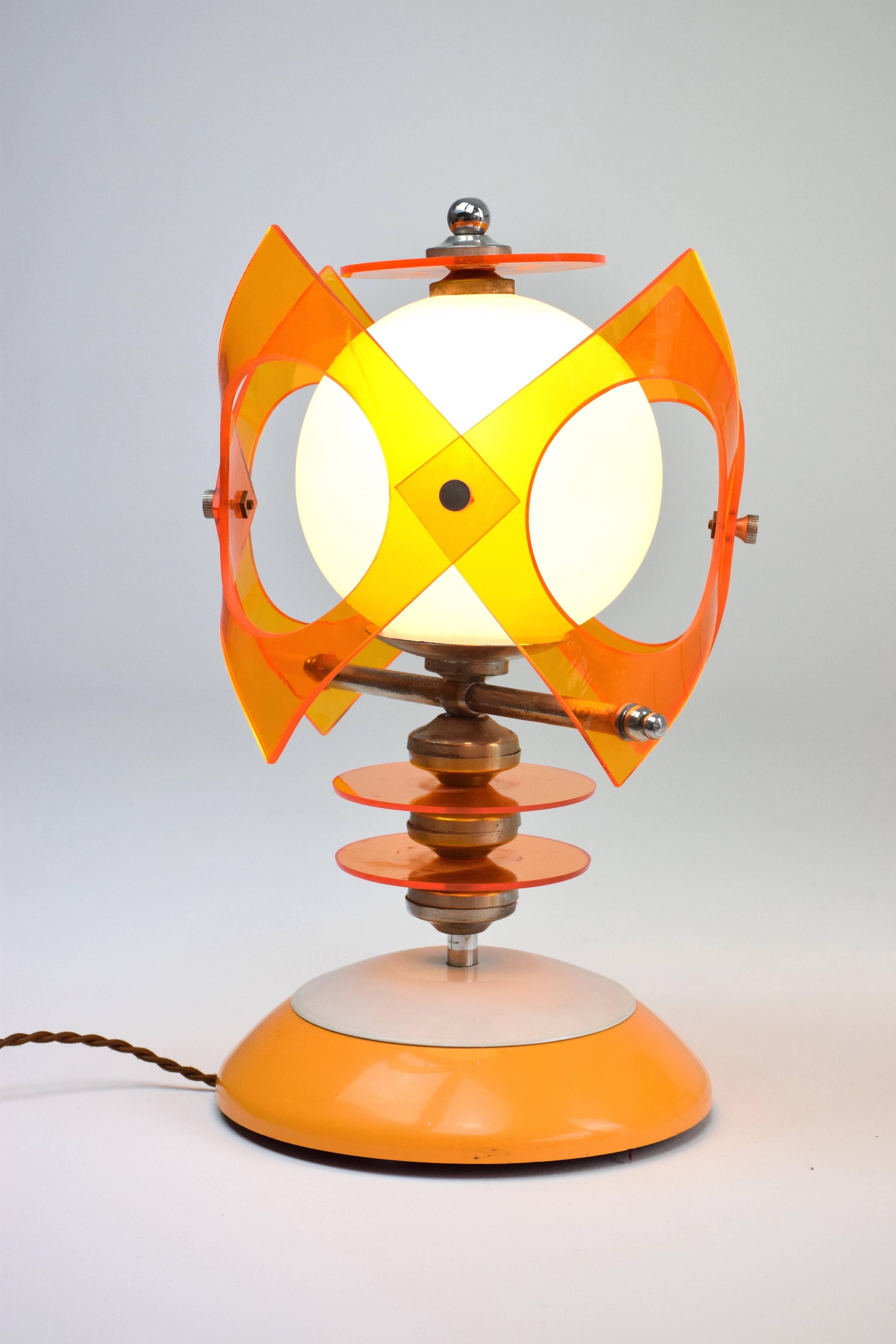 1970's Space Age Chrome Steel Lucite Table Lamp In Good Condition In Paris, FR