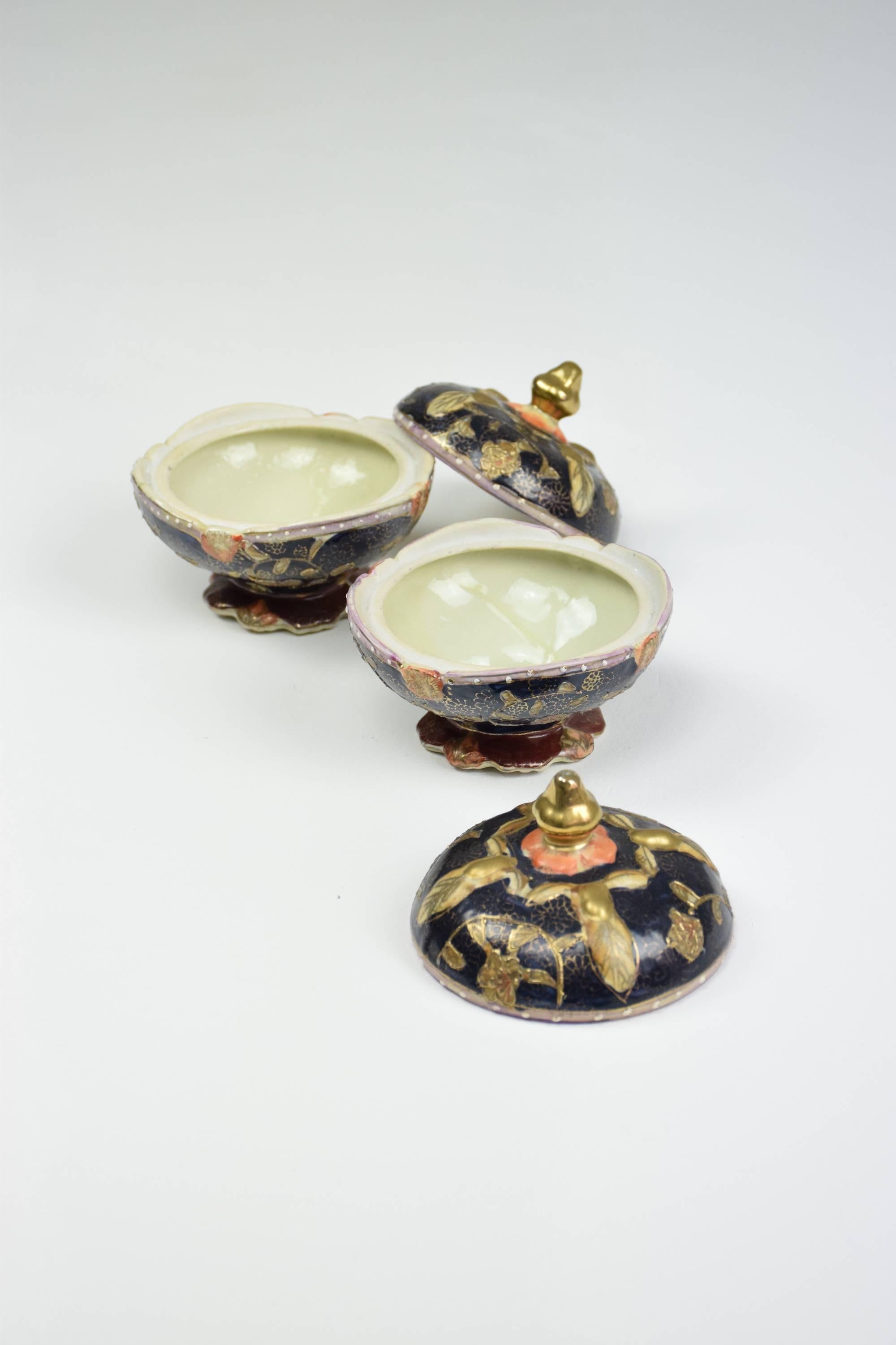 Paar antike japanische Porzellanschachteln oder Schmuckkästchen aus der Meiji-Periode (Handbemalt)