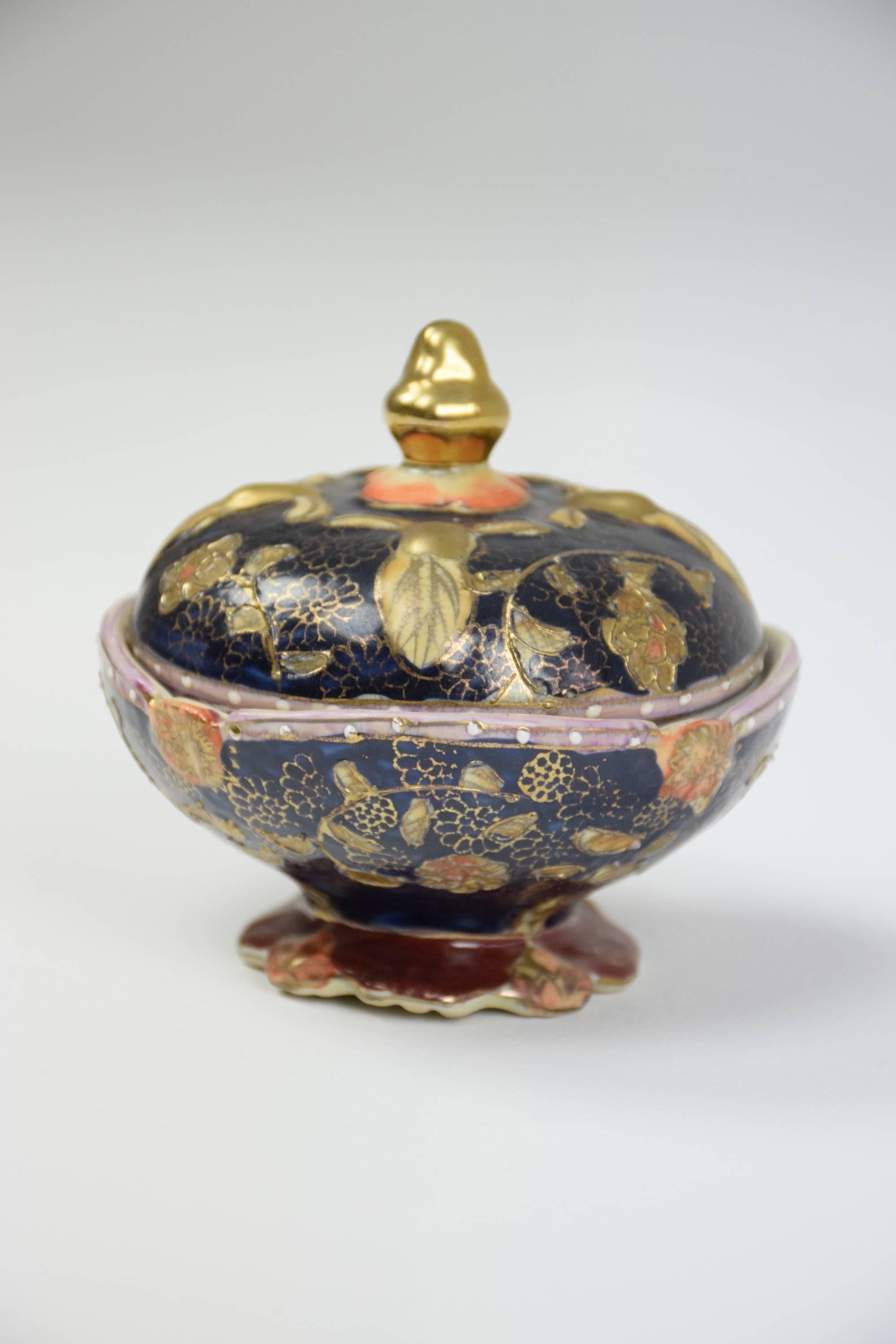 Paar antike japanische Porzellanschachteln oder Schmuckkästchen aus der Meiji-Periode im Zustand „Gut“ in Paris, FR