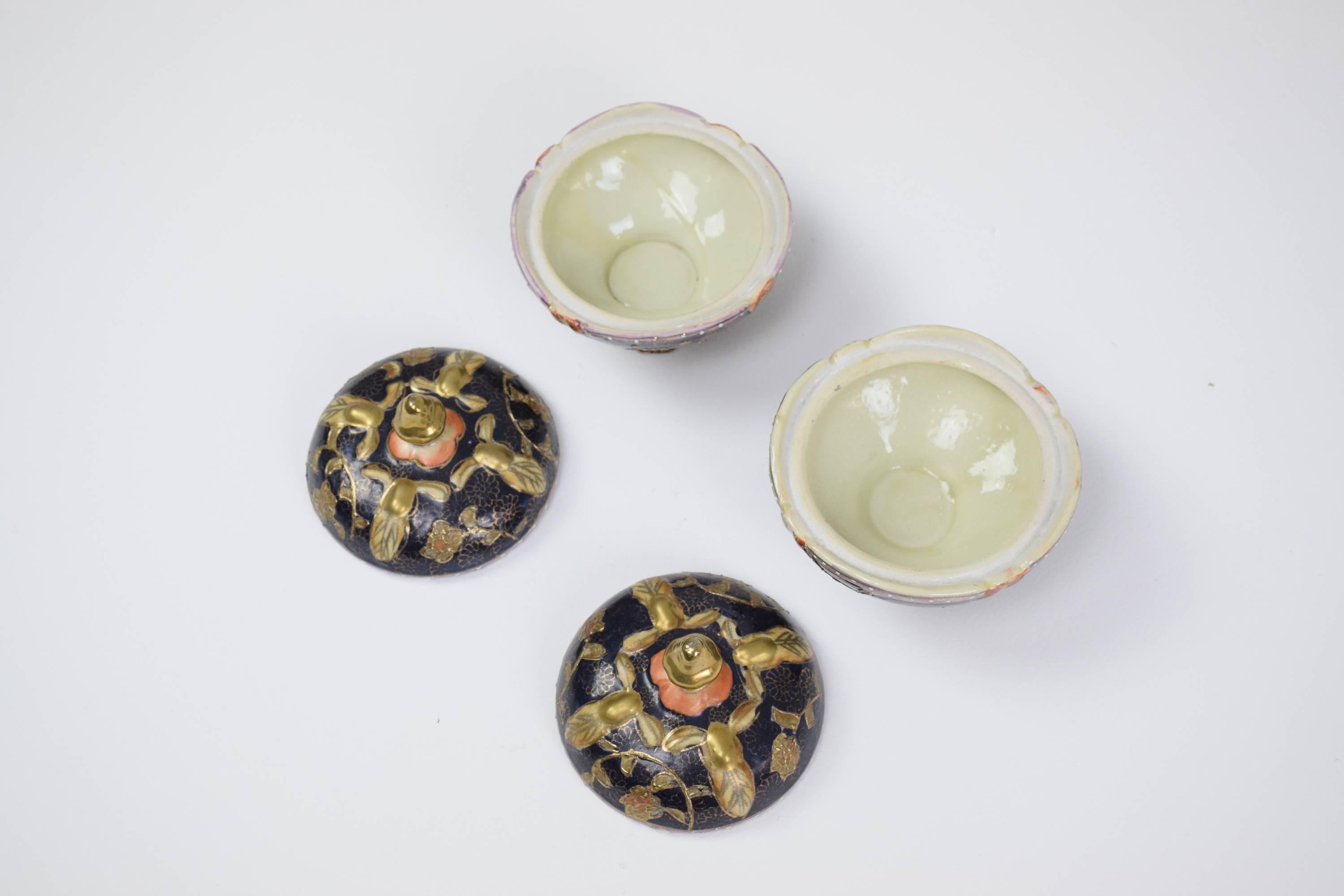 Pair of antique porcelain and gold leaf decorative trinket, pill or jewelry boxes / dishes of Satsuma ware from the Dai Nippon/ Great Japan period and painted by Gyokushu. 

The Shimazu crest on top (circle with cross): Most old and authentic pieces