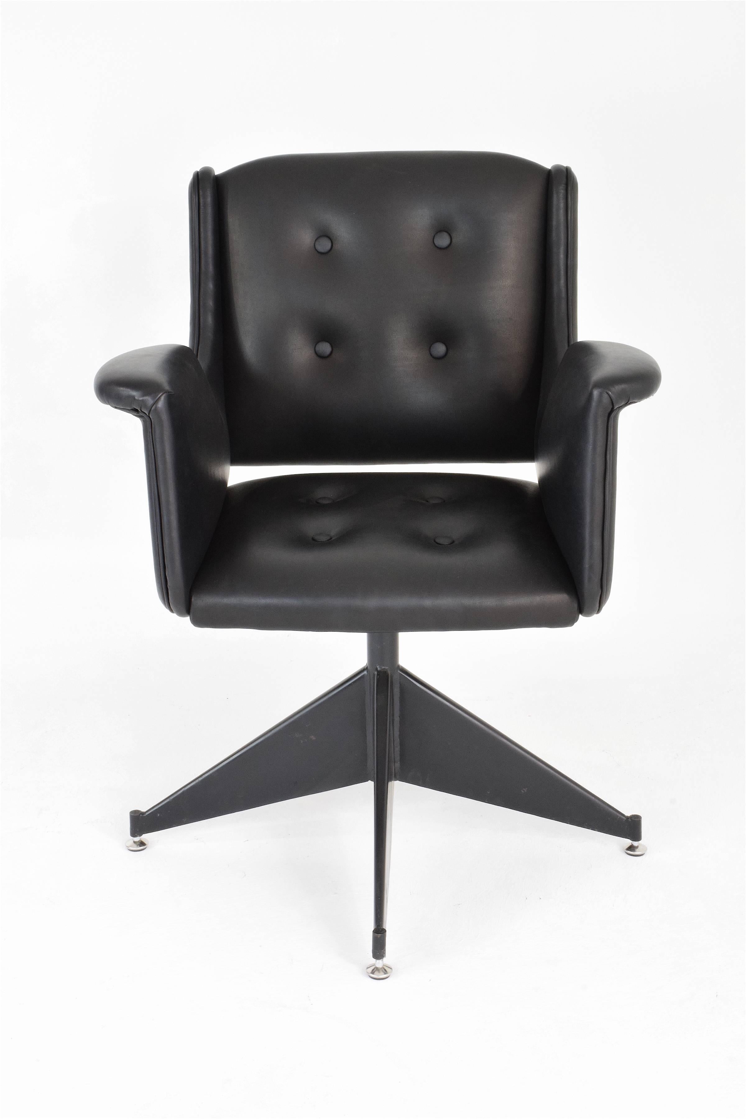 Elegant 20th century vintage Italian desk or office chair in Art Deco design composed of a black lacquered metal swivel base and curved armrests. Expertly restored by our artisans with Italian black leather.

Pair available.
Italy. Circa