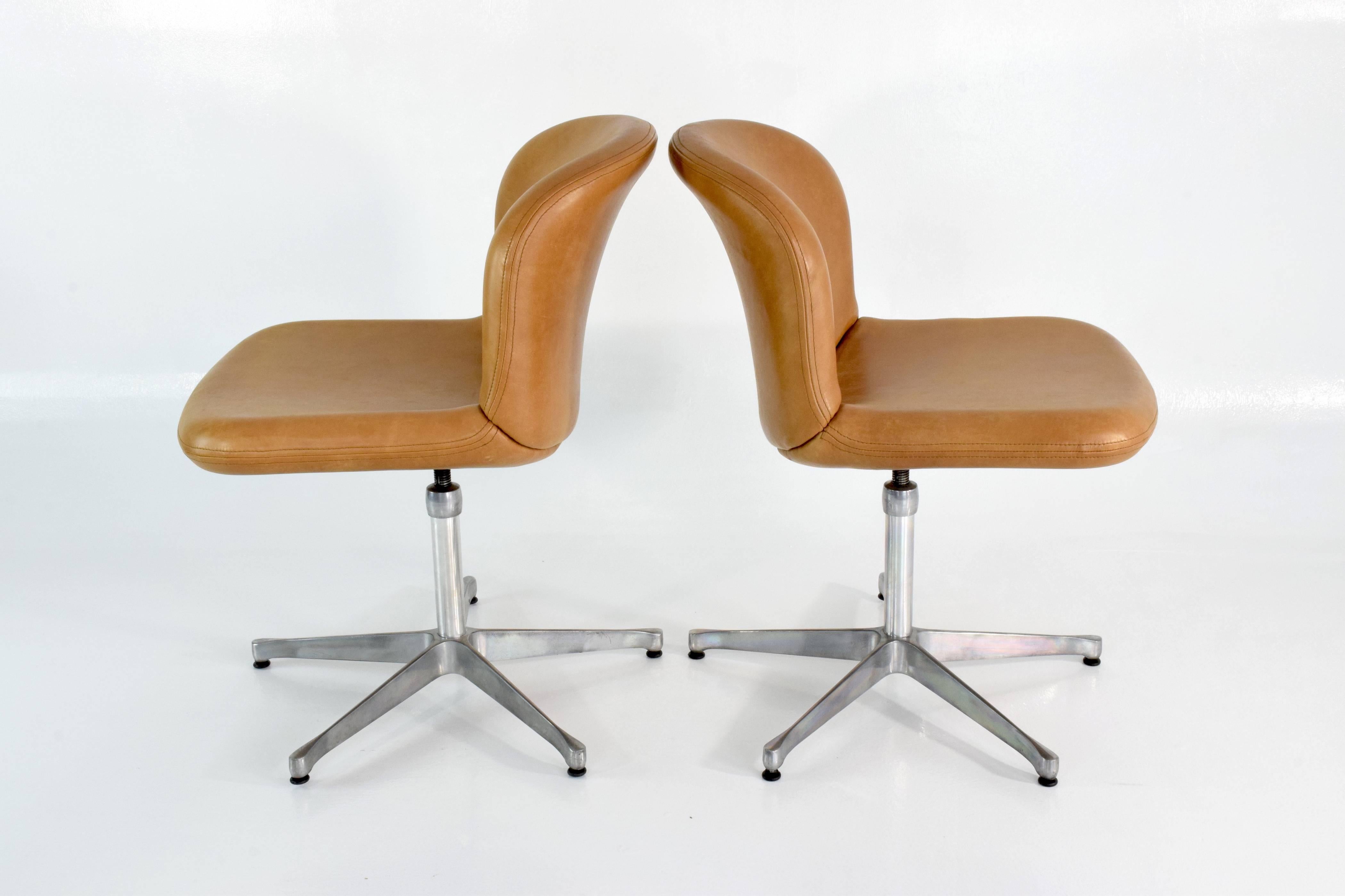 A timeless pair of 20th century vintage Italian Ico Parisi desk chairs designed with an aluminium swivel base with rollers and adjustable height. These office chairs have been fully restored: re-upholstered with Italian leather and re-polished base.