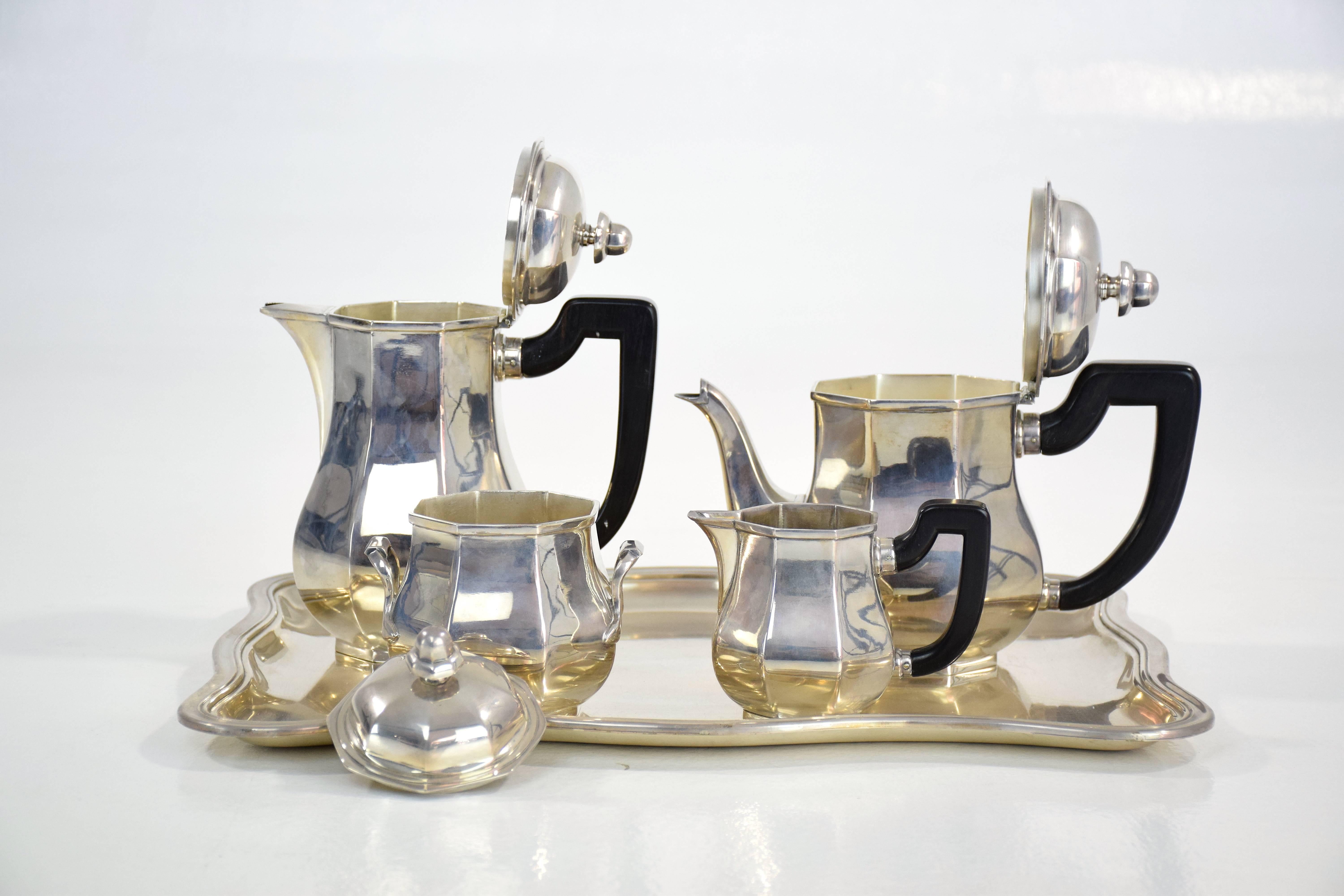 Elegant Art Deco four-piece silver plated tea service by renown french maker Ercuis, 
France, circa 1930s-1940s. 
Composed of a teapot, a coffee pot, a lidded sugar bowl and a cream pitcher. 
All stamped.
----
All our pieces are fully restored at