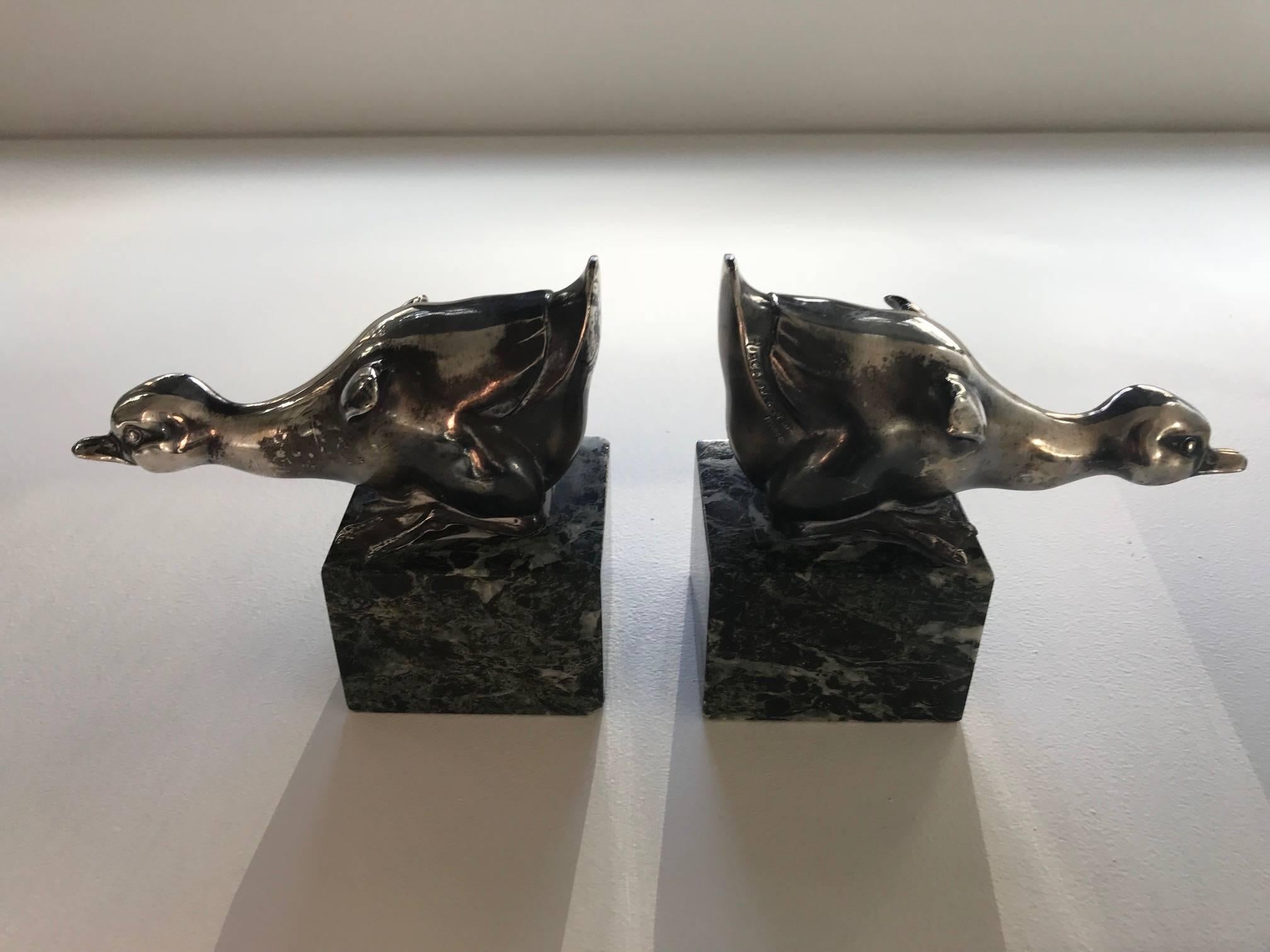 Collectible pair, typical of the Art Deco period, of book end by Rischmann composed of silvered bronze and a heavy green marble base. 

Signed R. Rischmann France on each duck 
France, circa 1930s. 

Do let us know if you wish to have them