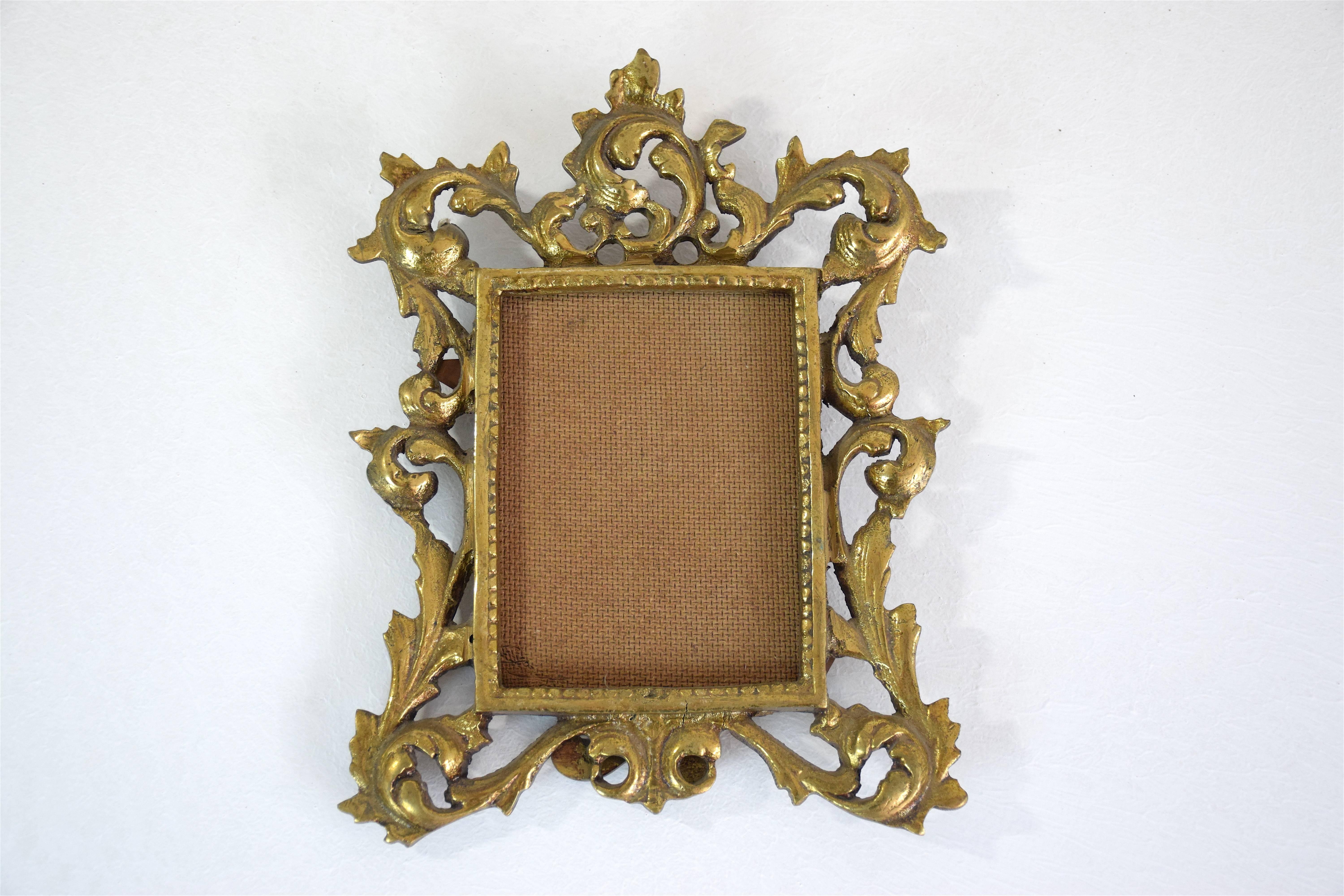 Gilded bronze picture frame of beautiful craftsmanship estimated from early 20th century Victorian England in Rococo style.