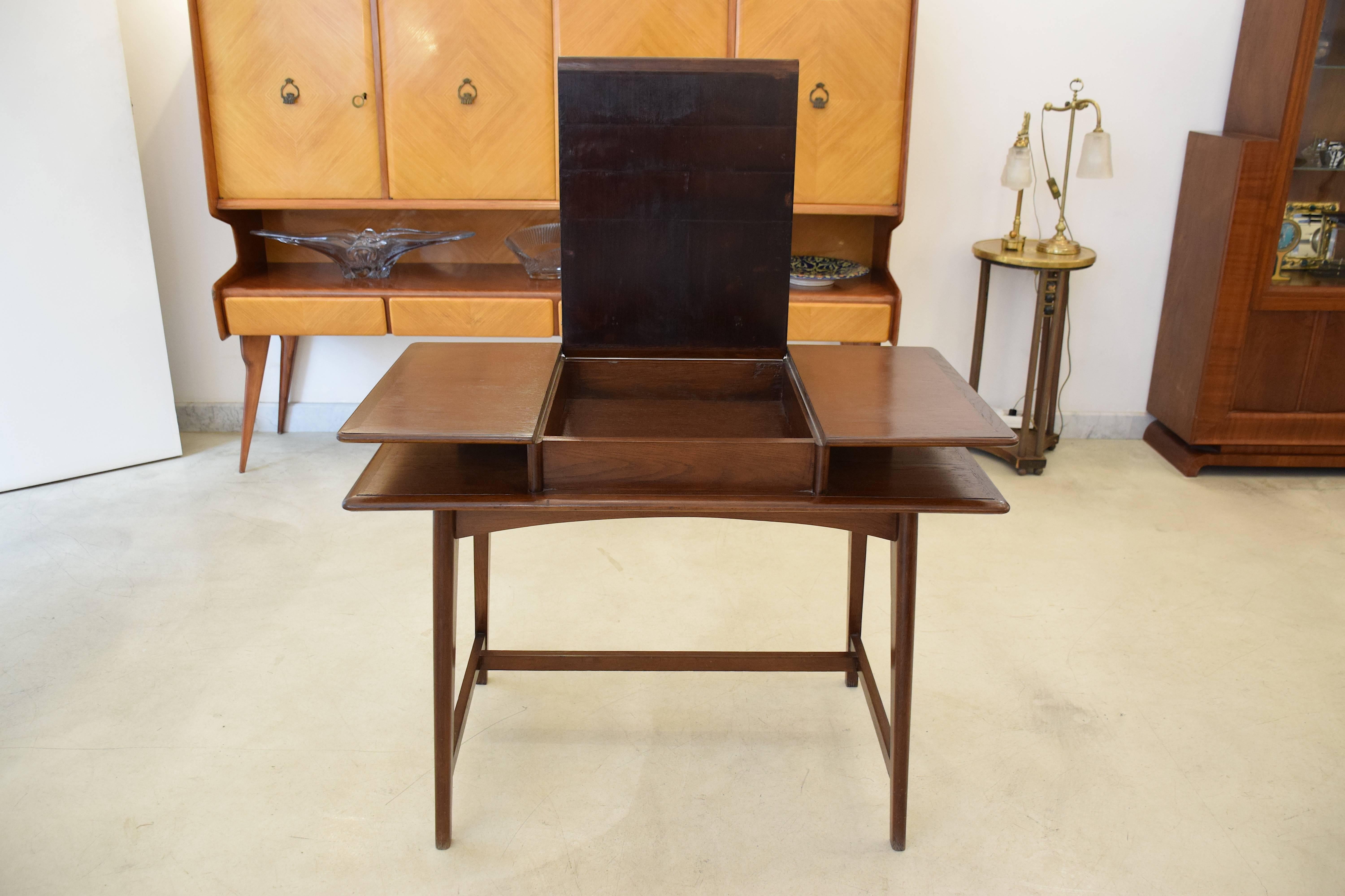 20th century vintage desk manufactured in France between the 1950s and 1960s composed of a wooden oak structure with a central flip-top storage space and two layered design for even more storage.
Restored condition.