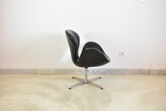 Vintage Arne Jacobsen “Swan” Chair Model 3320 for Fritz Hansen