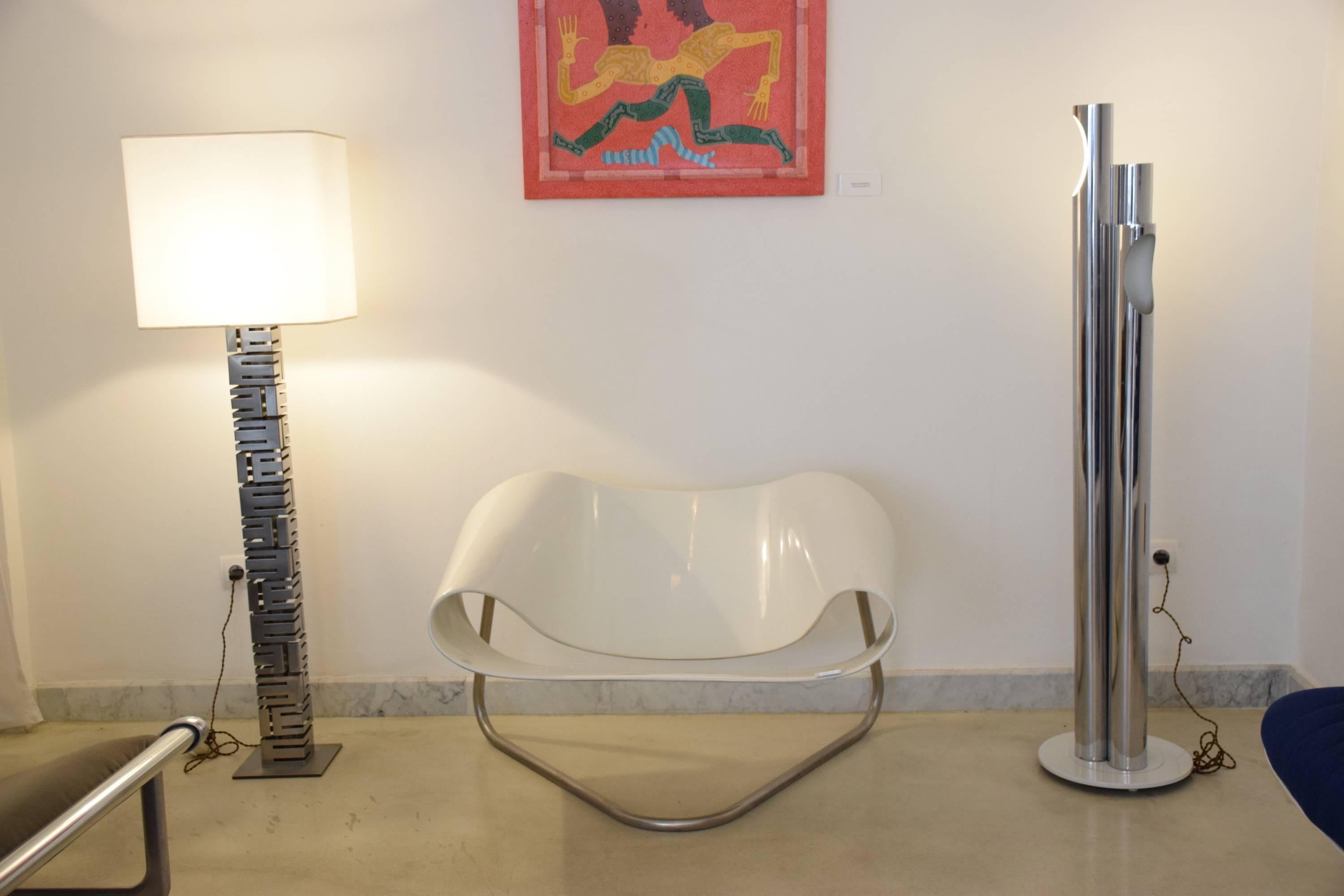 20th Century vintage silver building floor lamp designed and crafted by Curtis Jere in the 1970s, a duo highly praised for their sculptural metalwork.
This original edition is composed of folded chromed metallic sheets. Fully restored with a new