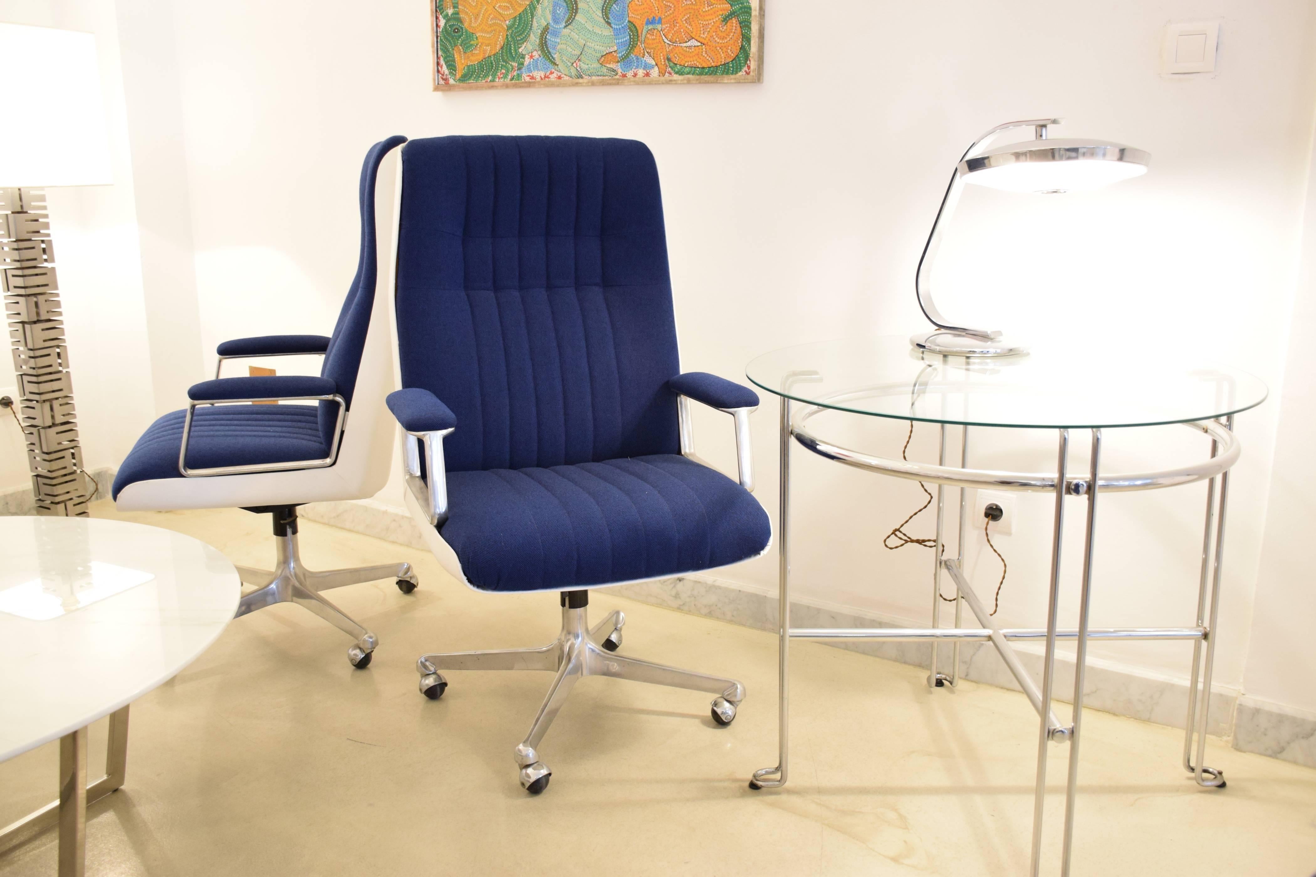 Vibrant Osvaldo Borsani adjustable swivel office desk chairs manufactured by Tecno in the 1960s. Restored with a Lelièvre Paris wool type and carefully re-polished aluminum base. 

