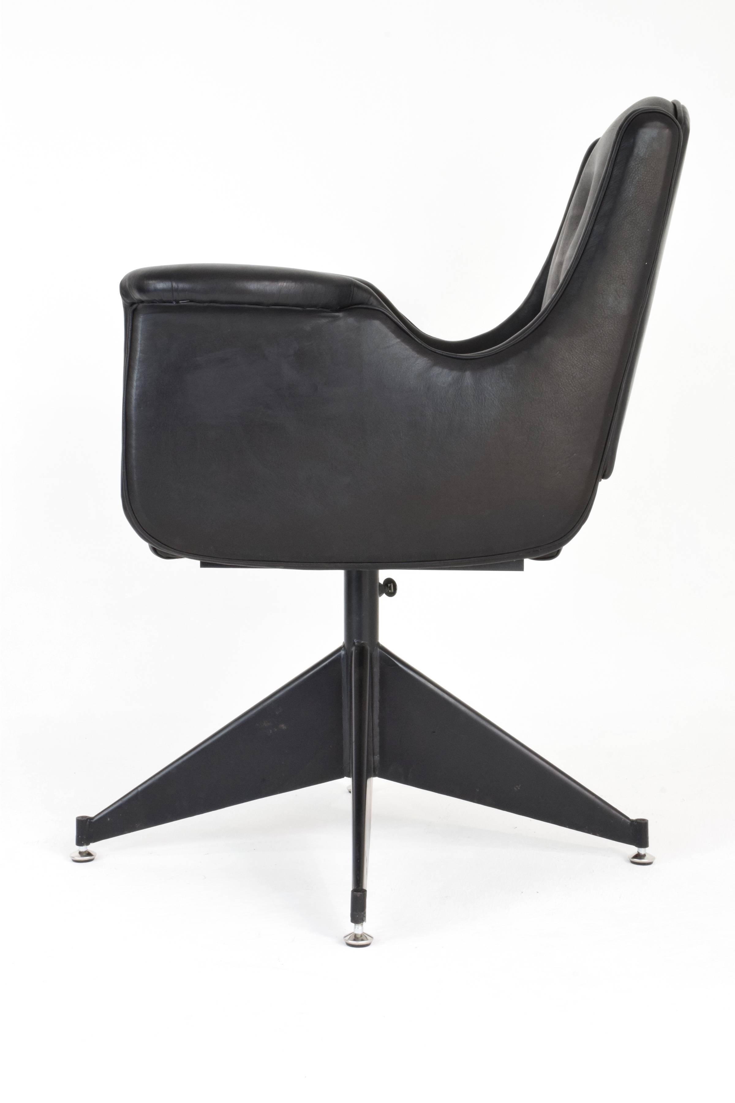 Italian Mid-Century Leather Swivel Chair, 1950's  In Excellent Condition In Paris, FR