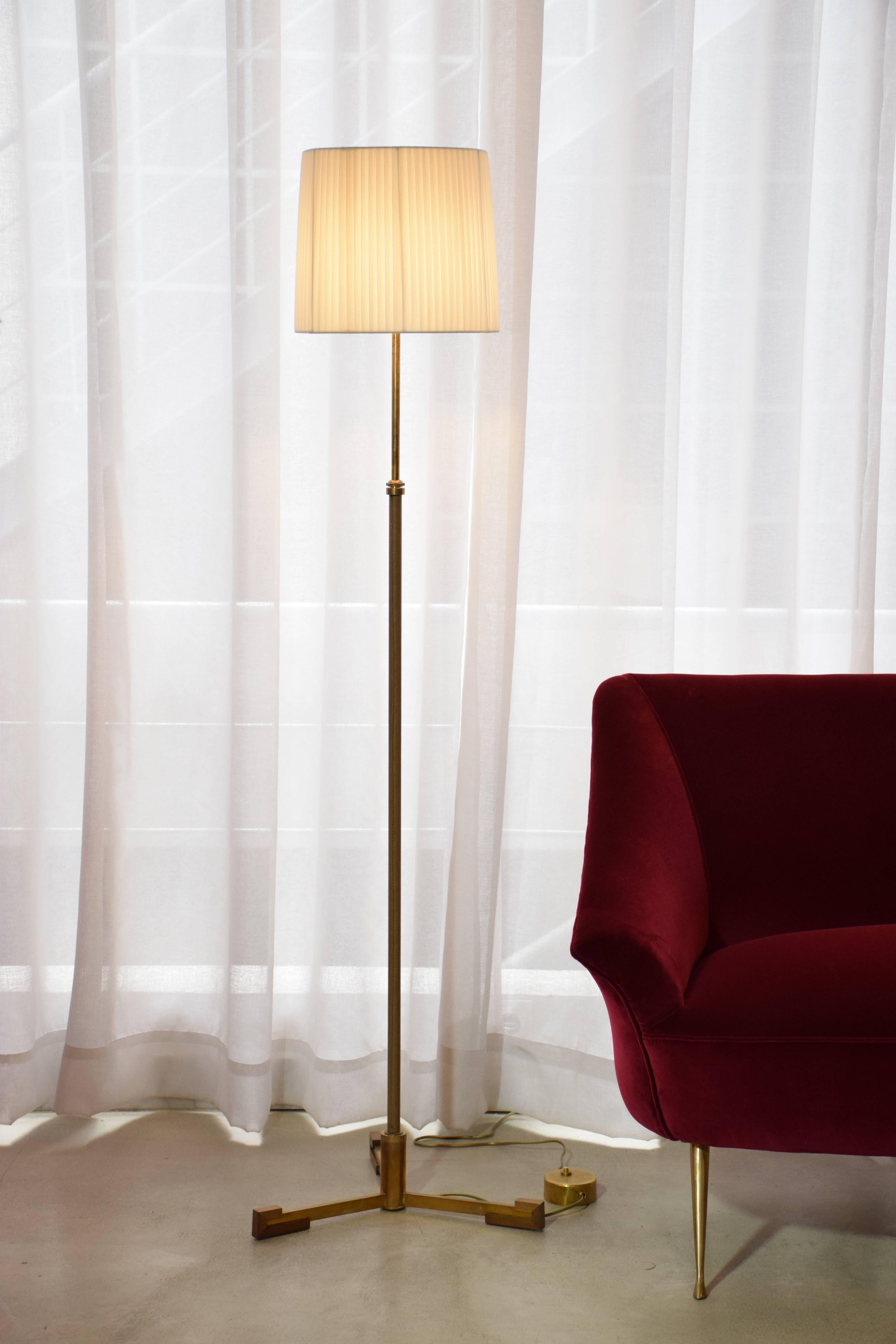 Poli Lampadaire contemporain réglable Lao-F1 en cuir et laiton en vente