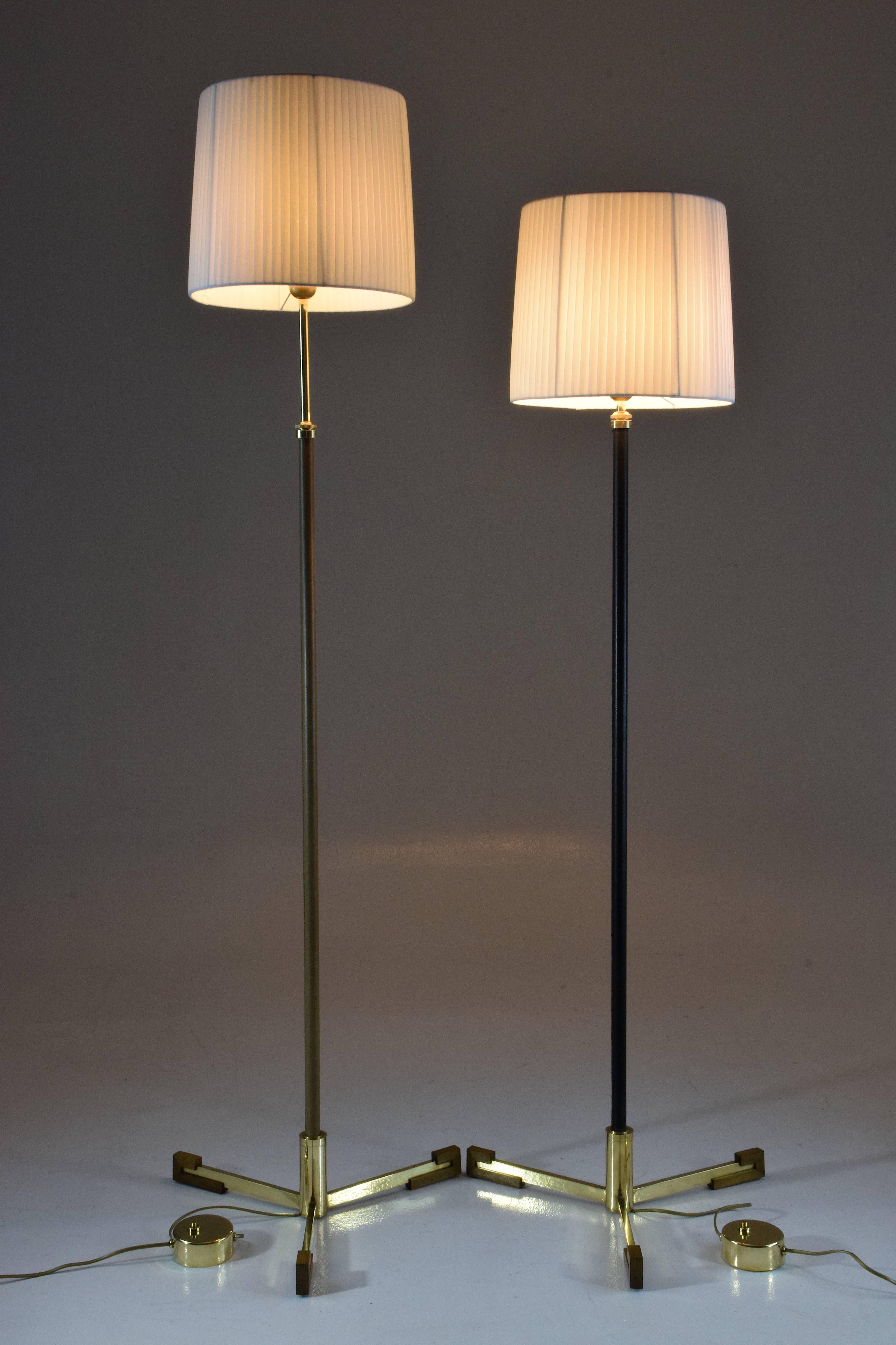 XXIe siècle et contemporain Lampadaire contemporain réglable Lao-F1 en cuir et laiton en vente