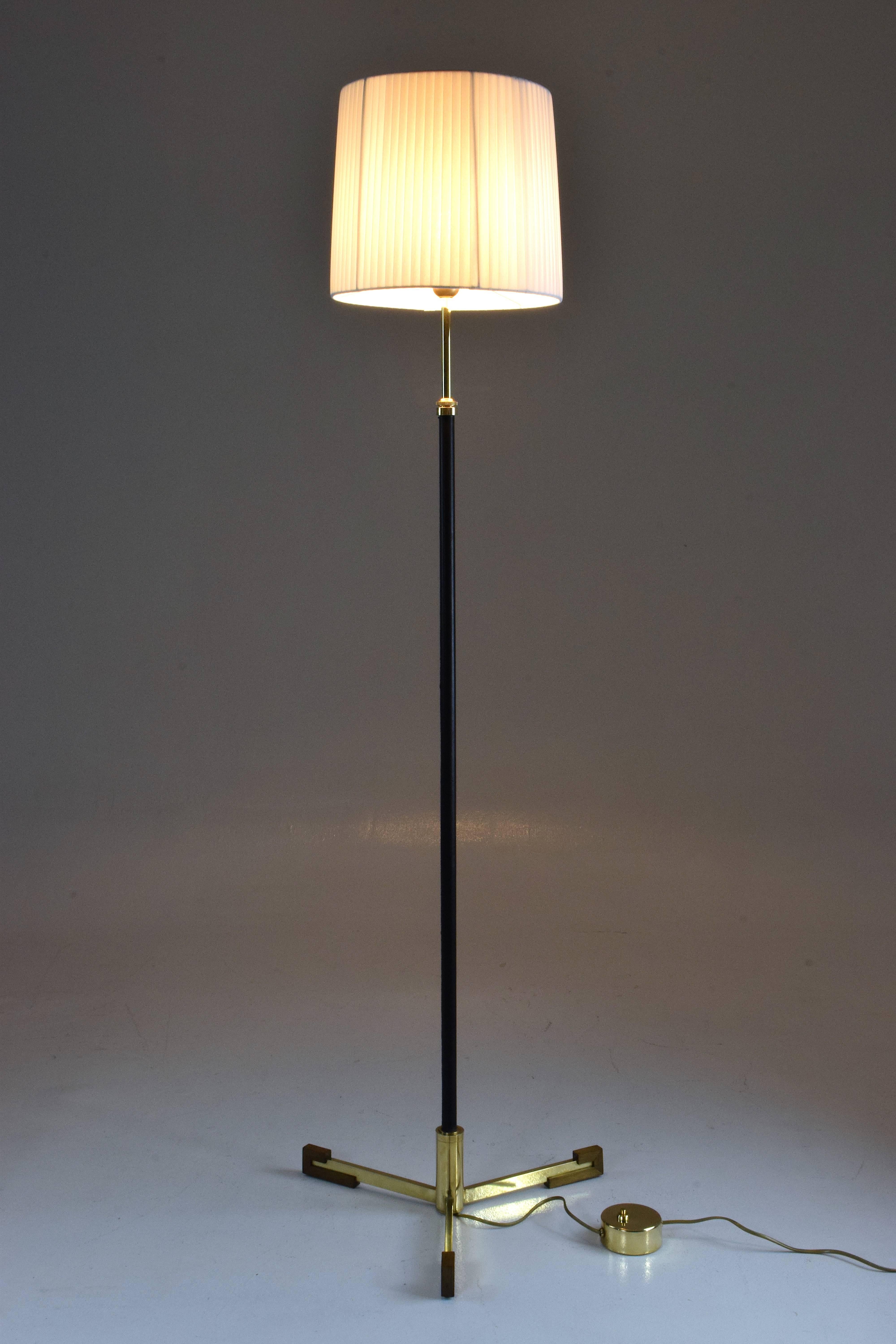 Lao-F1 Contemporary Adjustable Leather Brass Floor Lamp For Sale 2