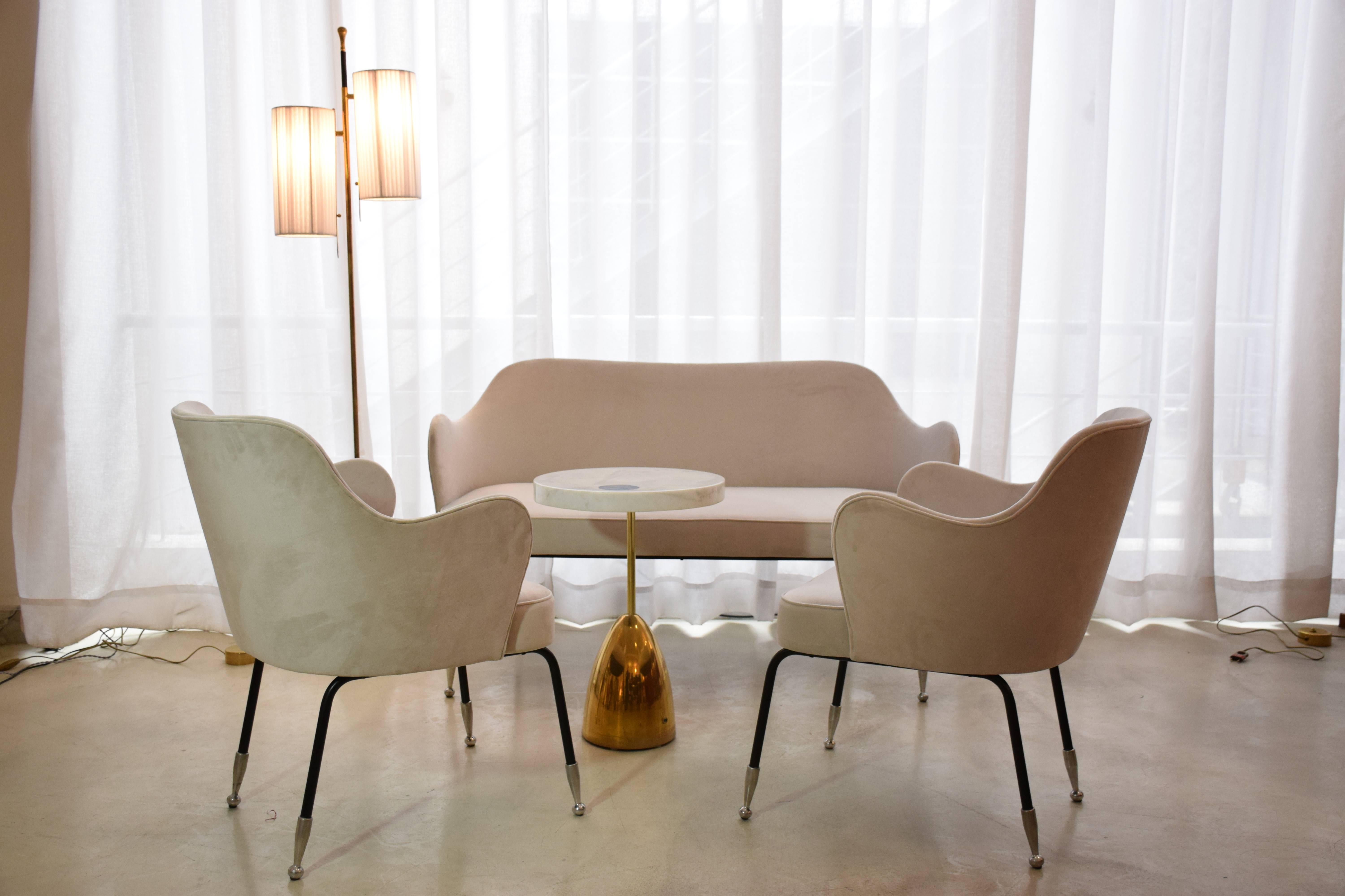 Paire de chaises courbes italiennes vintage du 20e siècle entièrement restaurées avec une nouvelle tapisserie blanc cassé, des pieds re-laqués en noir - ils étaient initialement en laque blanche - et des terminaisons élevées en aluminium poli.