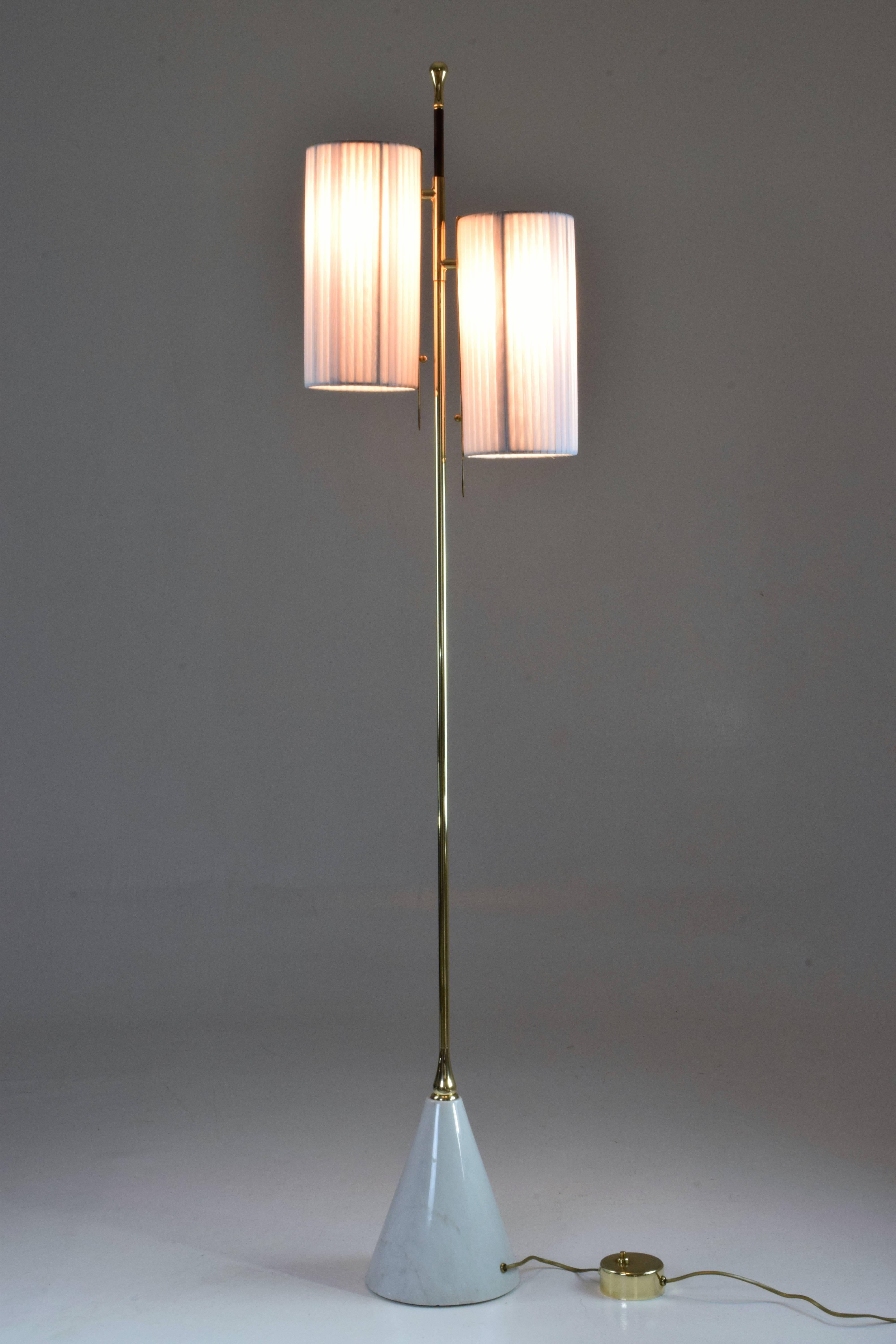IDO.F3 Zeitgenössische Stehlampe aus Messing und Marmor, Flow Kollektion (Moderne) im Angebot
