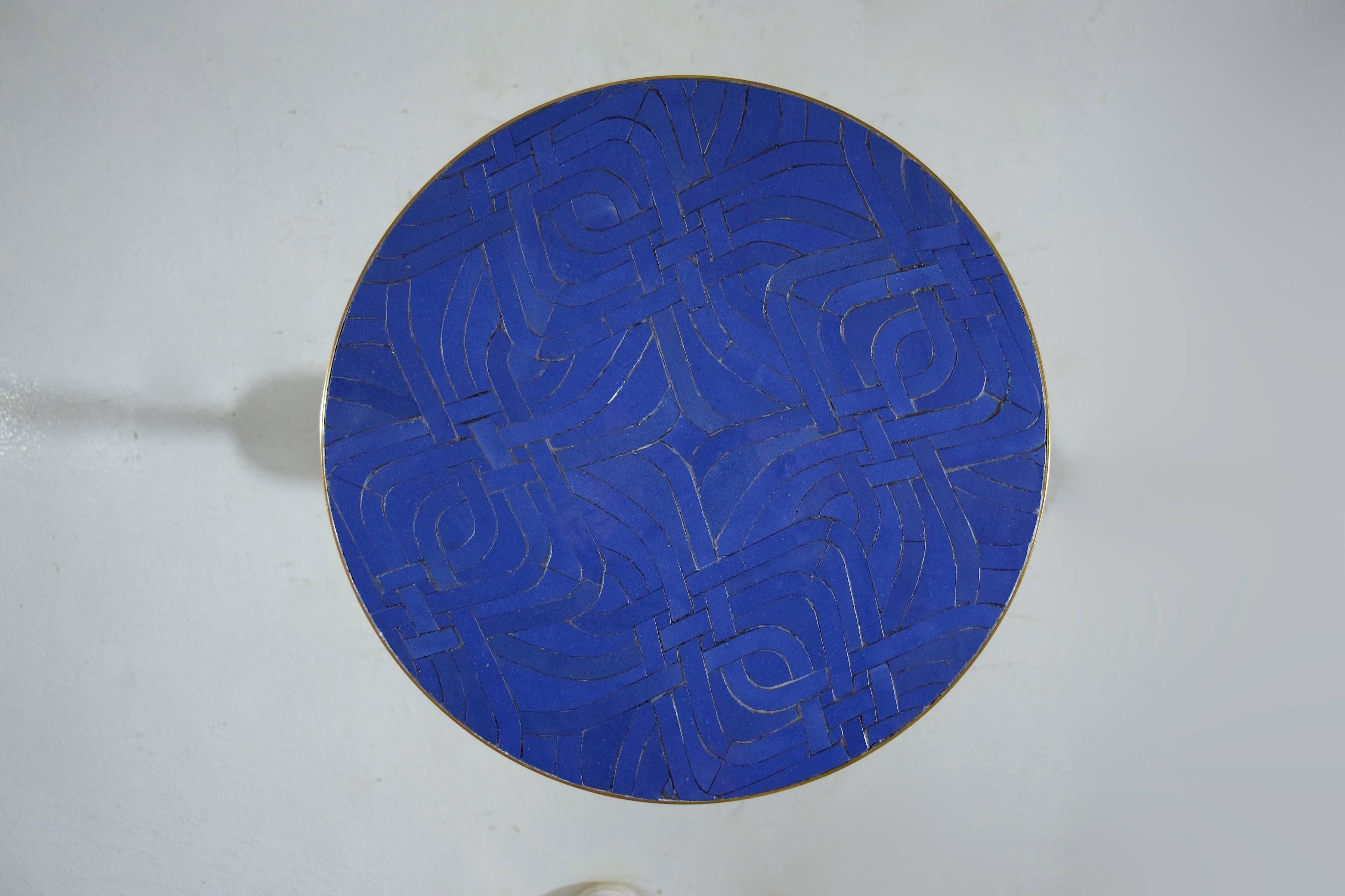 Juego de tres mesas auxiliares contemporáneas de mosaico de latón, colección Flow en venta 6