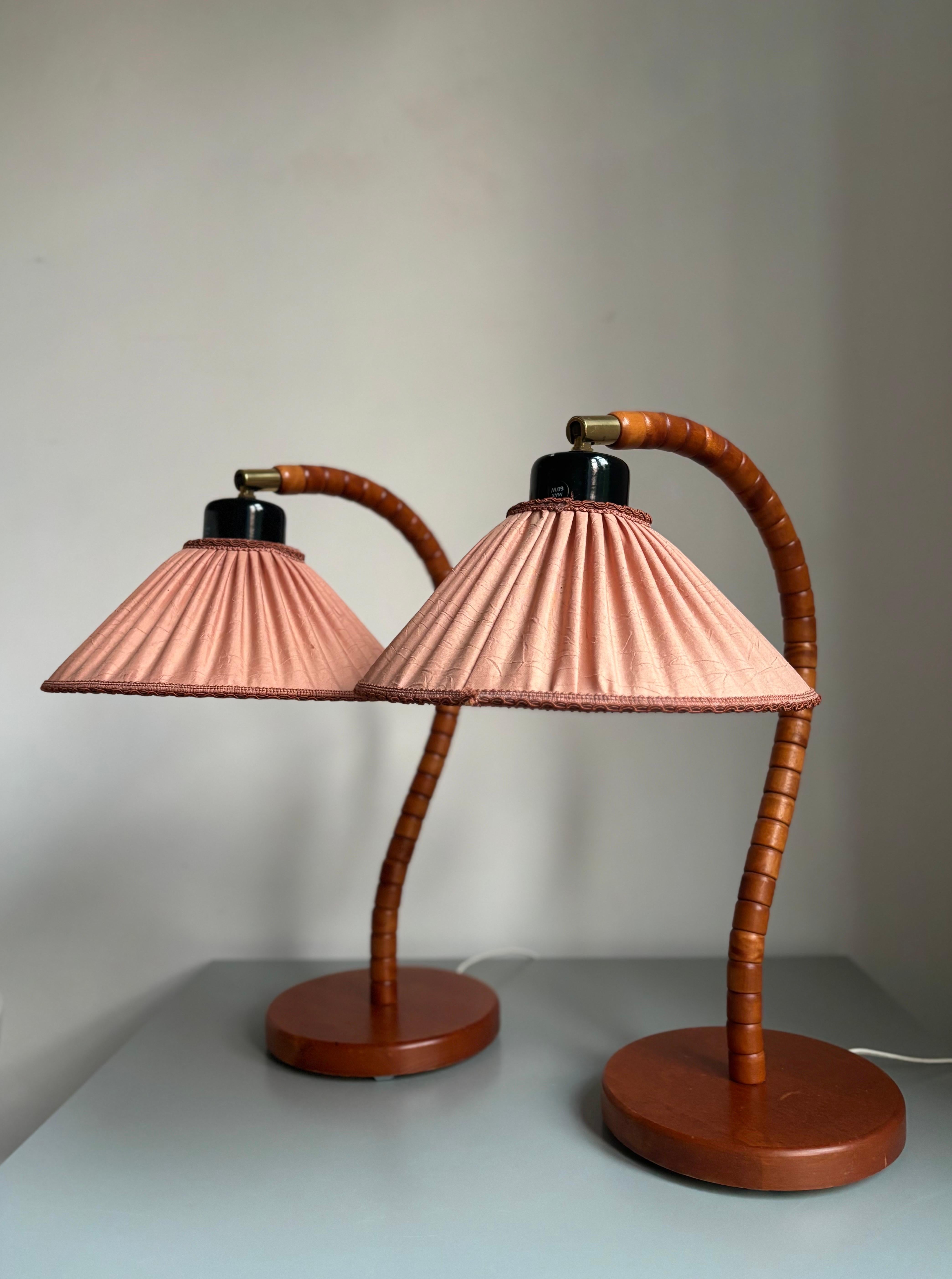 Scandinavo moderno Lampade svedesi a collo di cigno con paralume a rosa, stile Art Déco, anni '60 in vendita