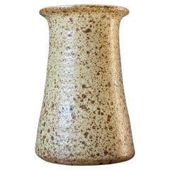 Dänische moderne Vase aus gesprenkeltem, sandfarbenem Steingut, 1960er Jahre