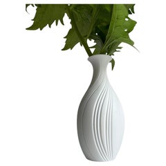 Jarrón de porcelana bisque Art Déco «Kaiser White» de Michaela Frey, década de 1960