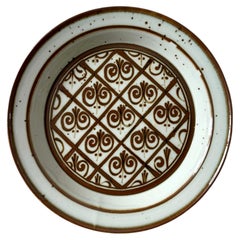 Dänischer Keramikteller aus der Mitte des Jahrhunderts, dunkelbraun mit Fleur-de-Lis-Motiv
