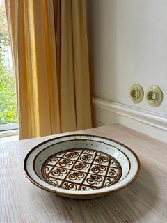 Dänischer Keramikteller aus der Mitte des Jahrhunderts, dunkelbraun mit Fleur-de-Lis-Motiv
