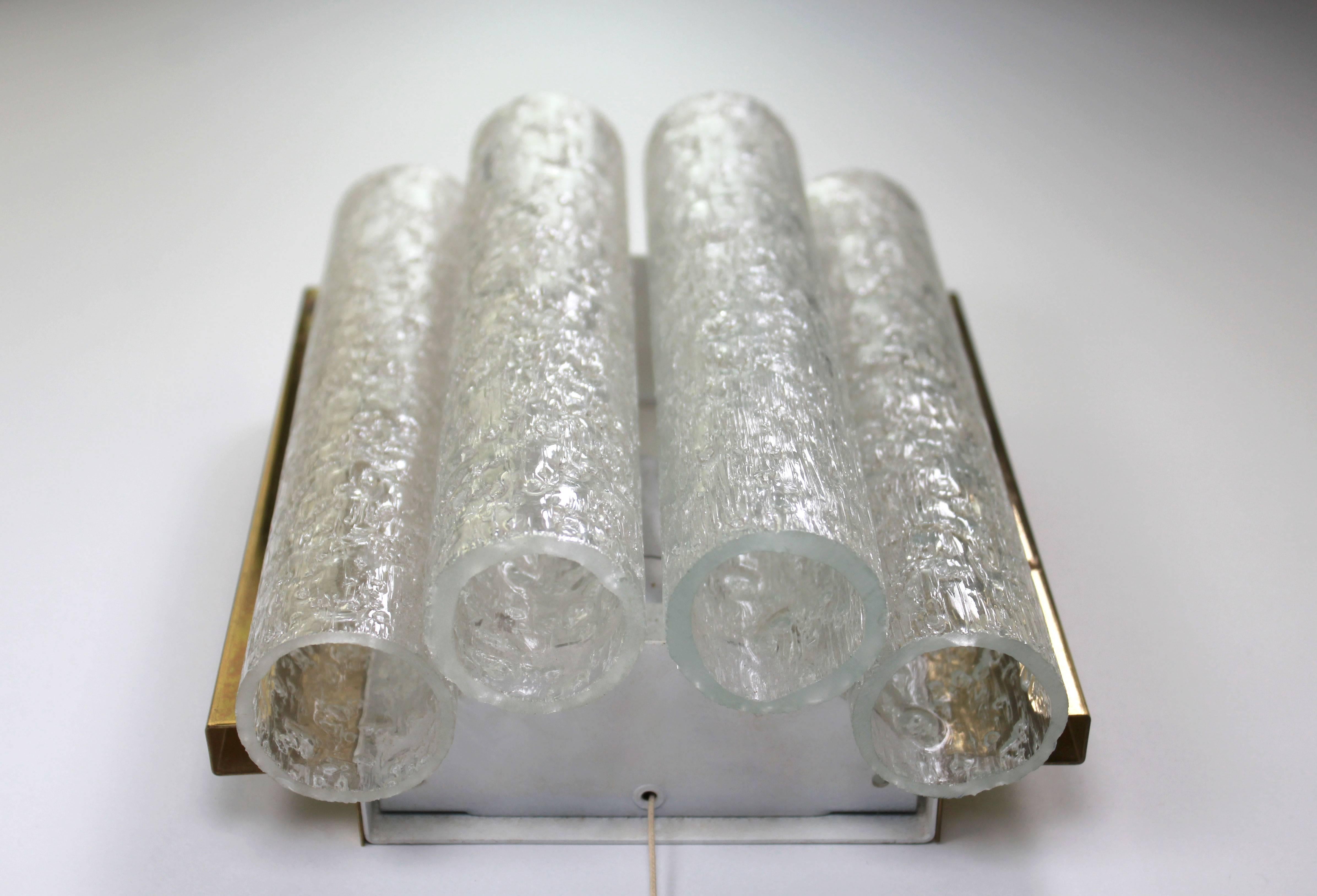 Elegant German Mid-Century Modern wall light with four clear textured Murano ice glass tubes. Brass sides and white lacquered metal mount. Manufactured by German Doria Leuchten in the 1960s. Original pull switch that works perfectly. Model 2210/10.