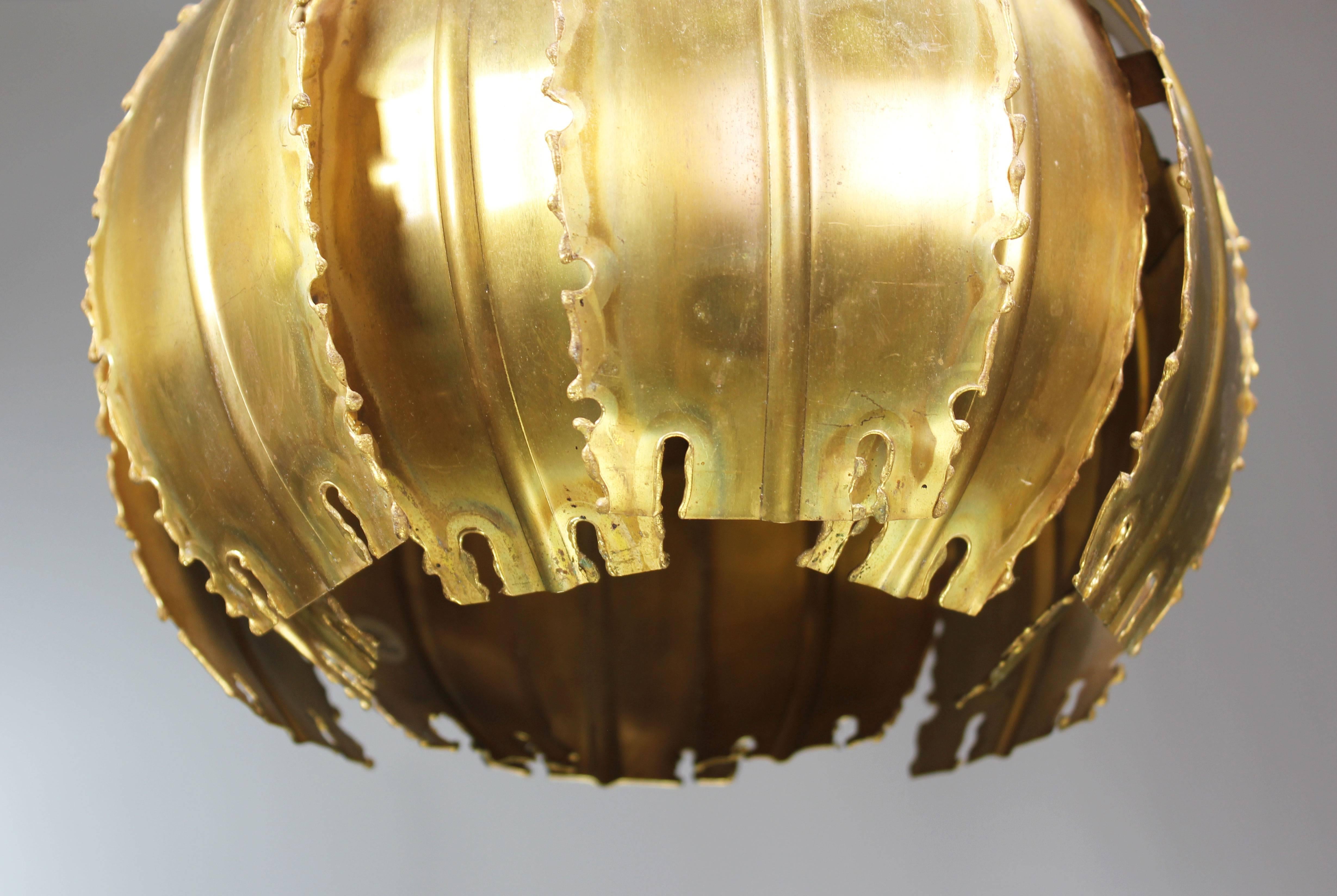 Handmade and cool Danish Mid Century Modern Brutalist brass pendant made of twelve plates of acid treated and flame cut brass in two layers designed by Svend Aage Holm Sørensen for his own company Holm Sørensen & Co. Manufactured in Denmark in the