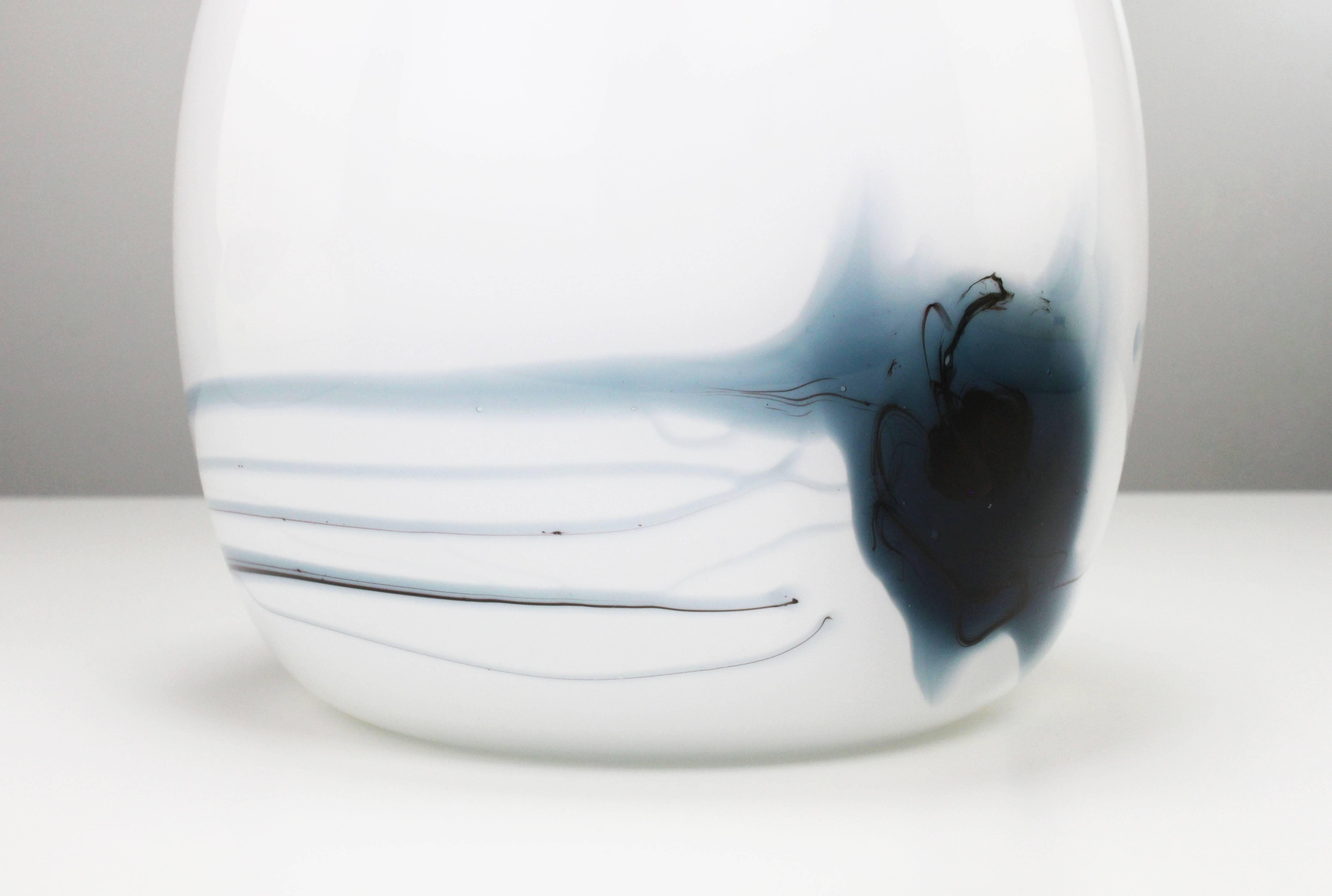 Postmoderne Vase Atlantis en verre d'art blanc, noir et bleu des années 1980 de Michael Bang en vente