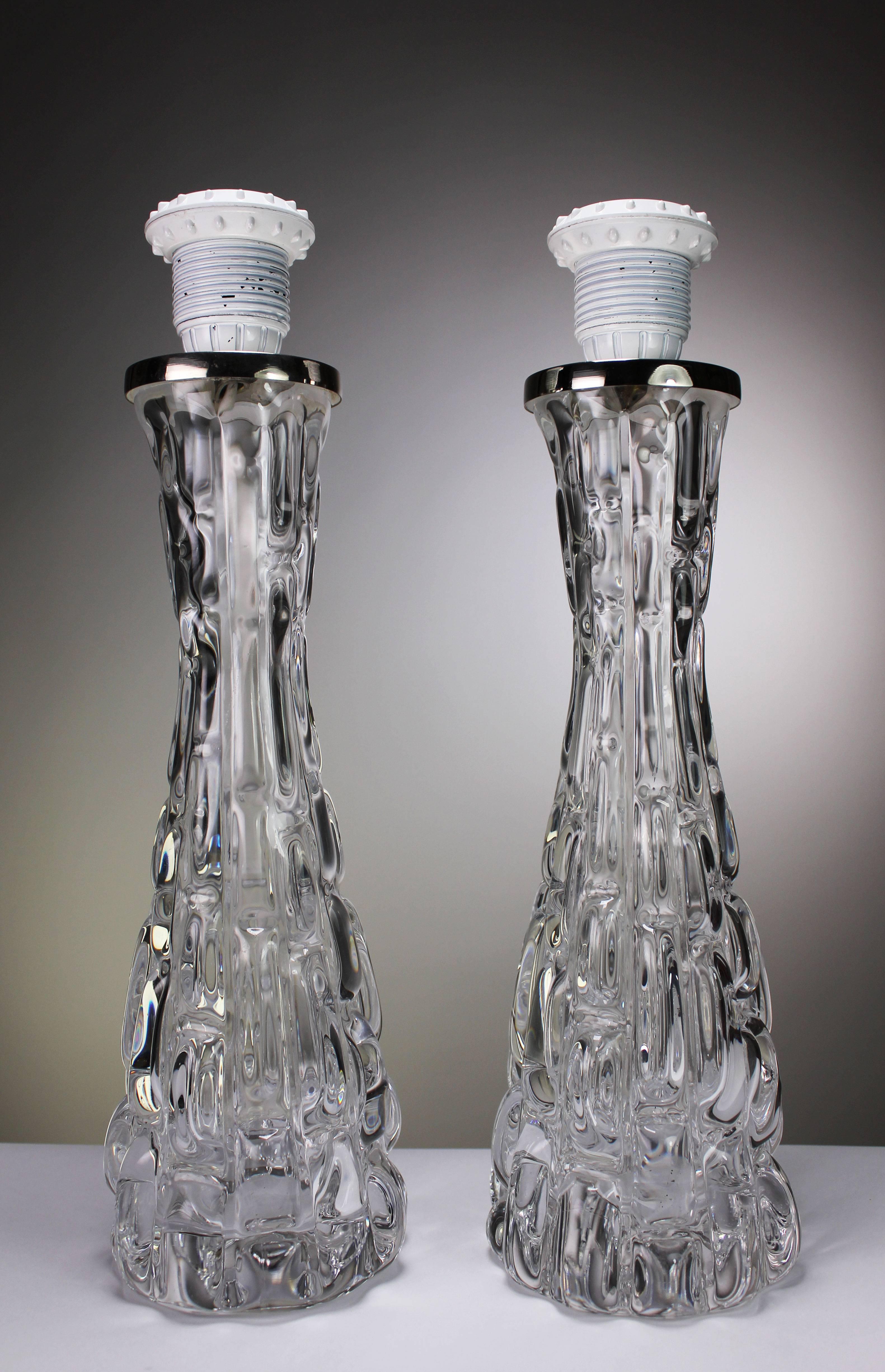 Clásicos icónicos del diseño moderno sueco. Lámparas de mesa de cristal de Carl Fagerlund para Orrefors producidas en la década de 1960 en la pequeña ciudad de Orrefors, en el sur de Suecia. Cristal ondulado doble con textura de burbuja gruesa y