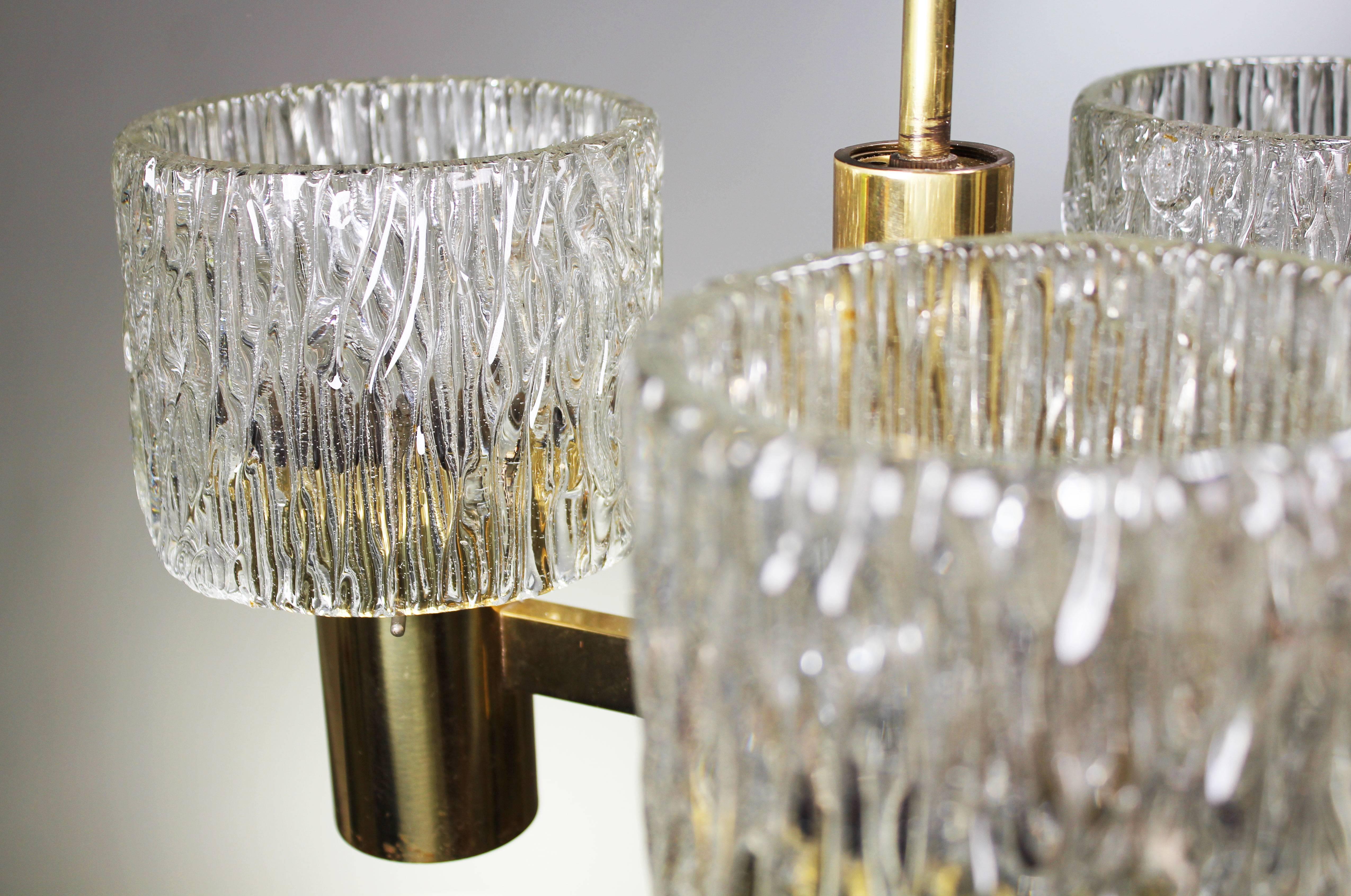 Fagerlund para Orrefors Lámpara de cristal y latón de tres brazos de los años 50 Hecho a mano en venta