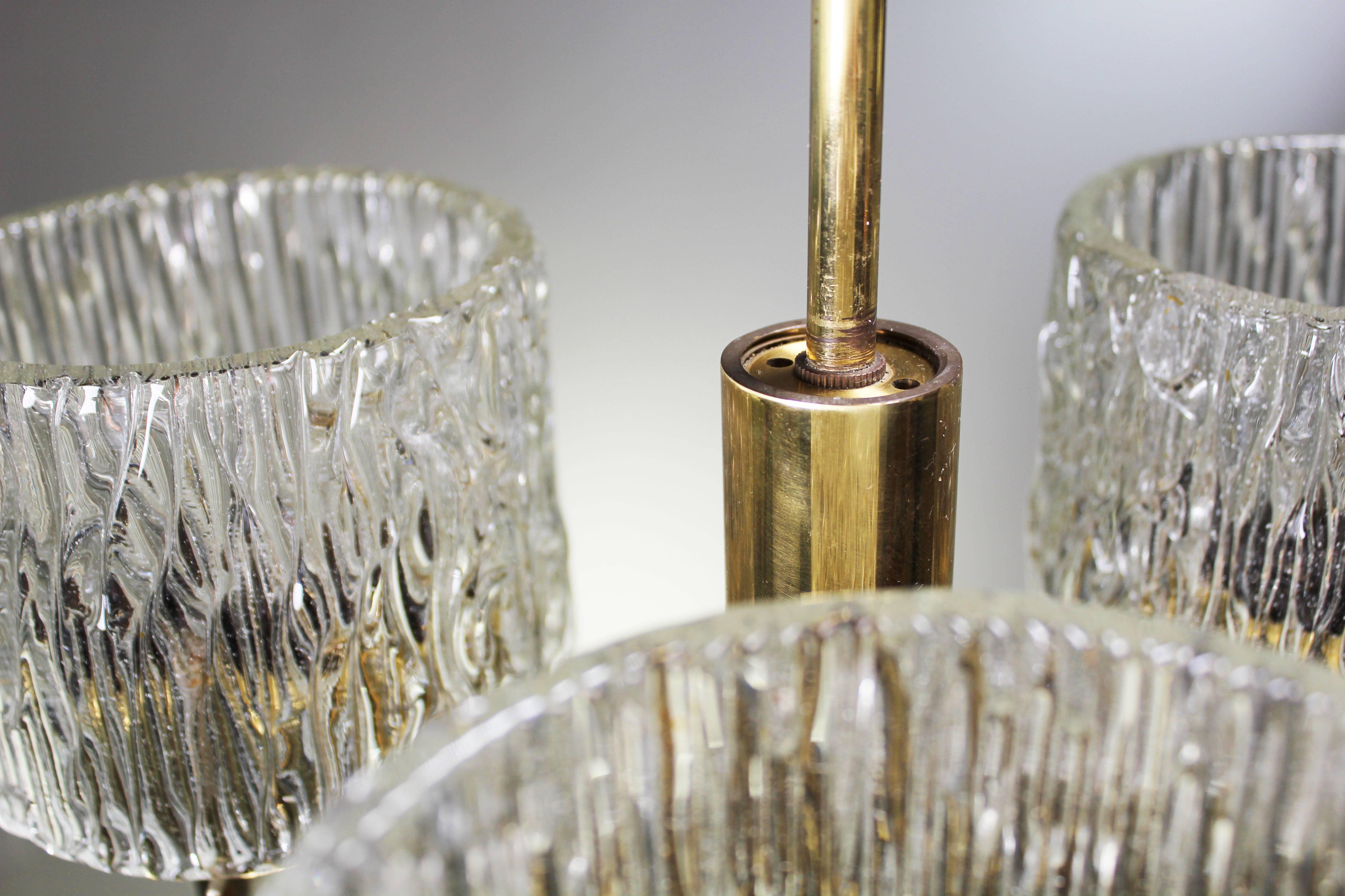 Fagerlund for Orrefors 1950s Crystal Brass Three-Arm Chandelier In Good Condition For Sale In Copenhagen, DK