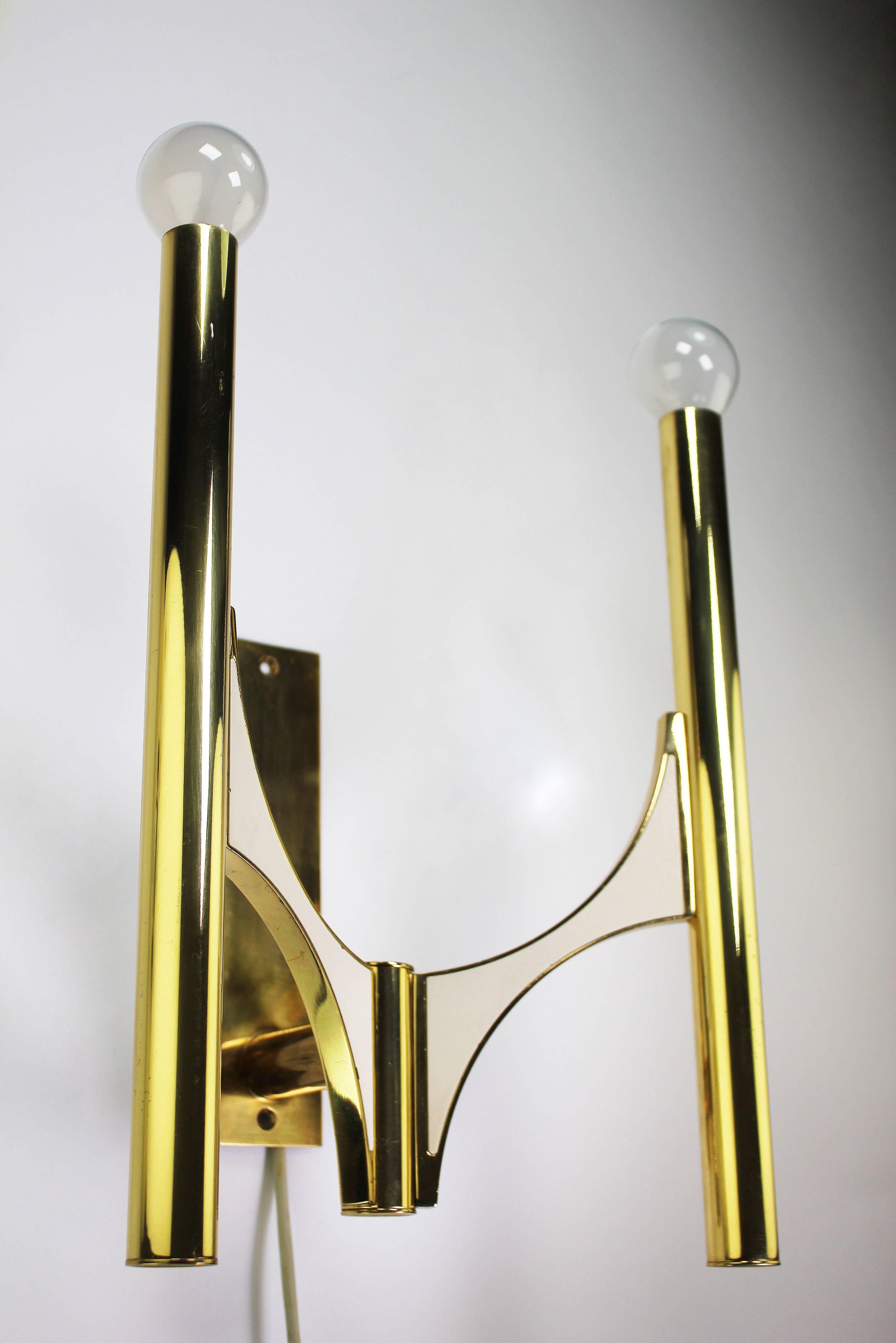 Three elegant, sculptural and minimalist Italian Modern double wall lights with polished brass and white metal sides. Designed by Gaetano Sciolari for Lightolier in the early 1970s. Good vintage condition consistent with age and wear.
Price is per