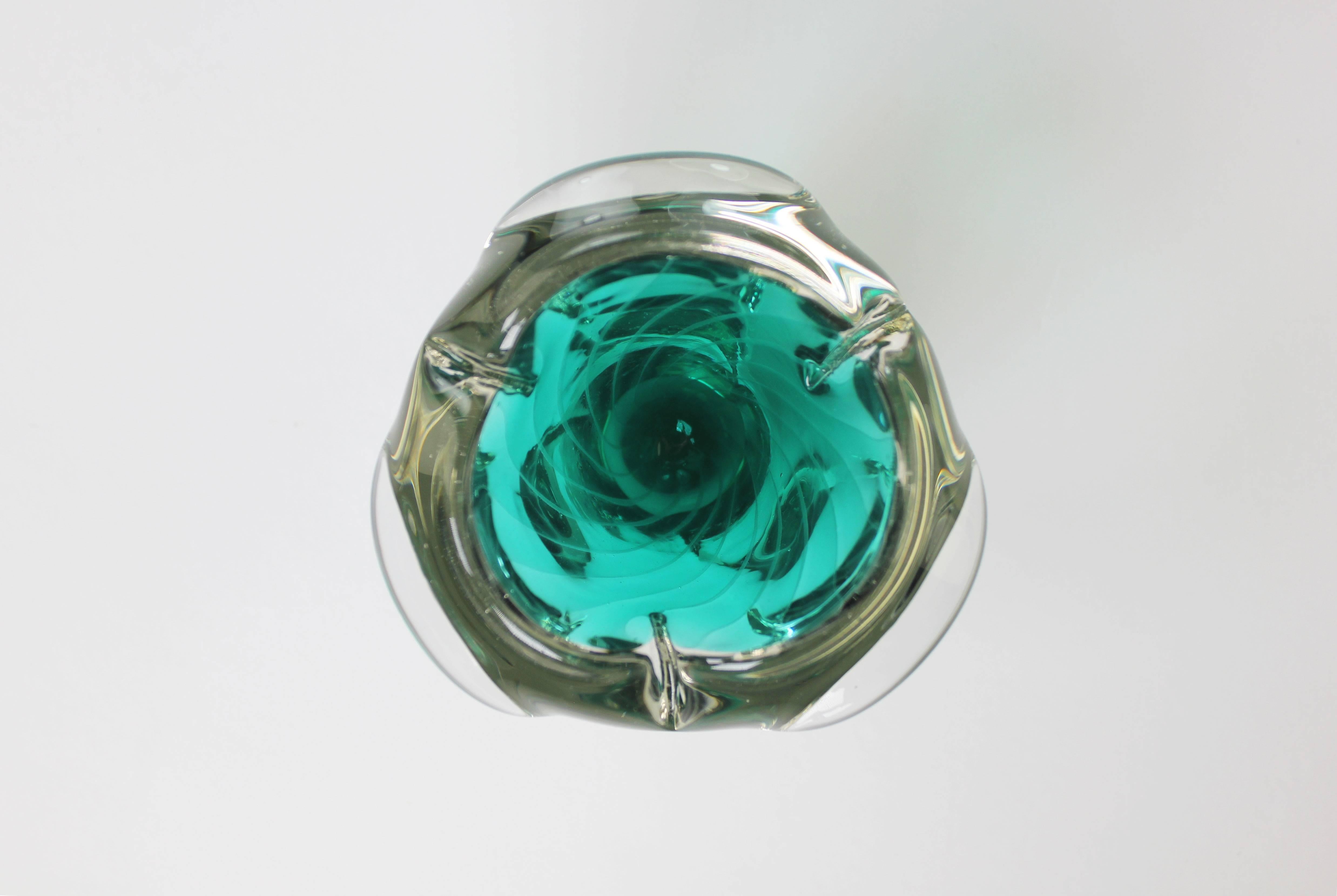 Skandinavische Mid Century Modern Schale aus smaragdgrünem Kunstglas mit weißen Streifen und klarem Boden. Sie wird der finnischen Designerin Nanny Still McKinney zugeschrieben. Wunderschönes Glaskunstwerk in hervorragendem Vintage-Zustand.