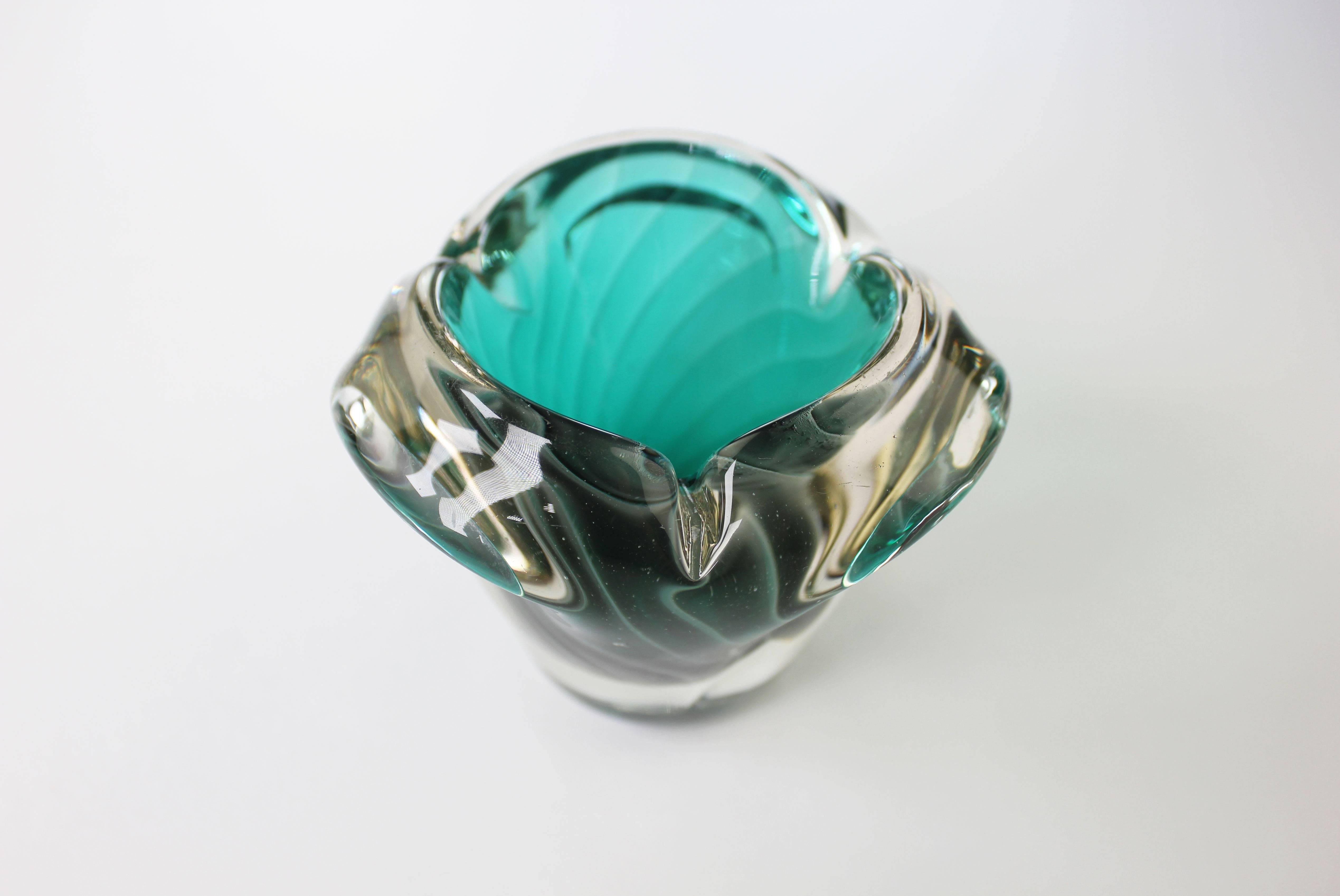 Mid-Century Modern Nanny Still McKinney Small Finnish Emerald Green and White Glass Bowl, 1960s For Sale