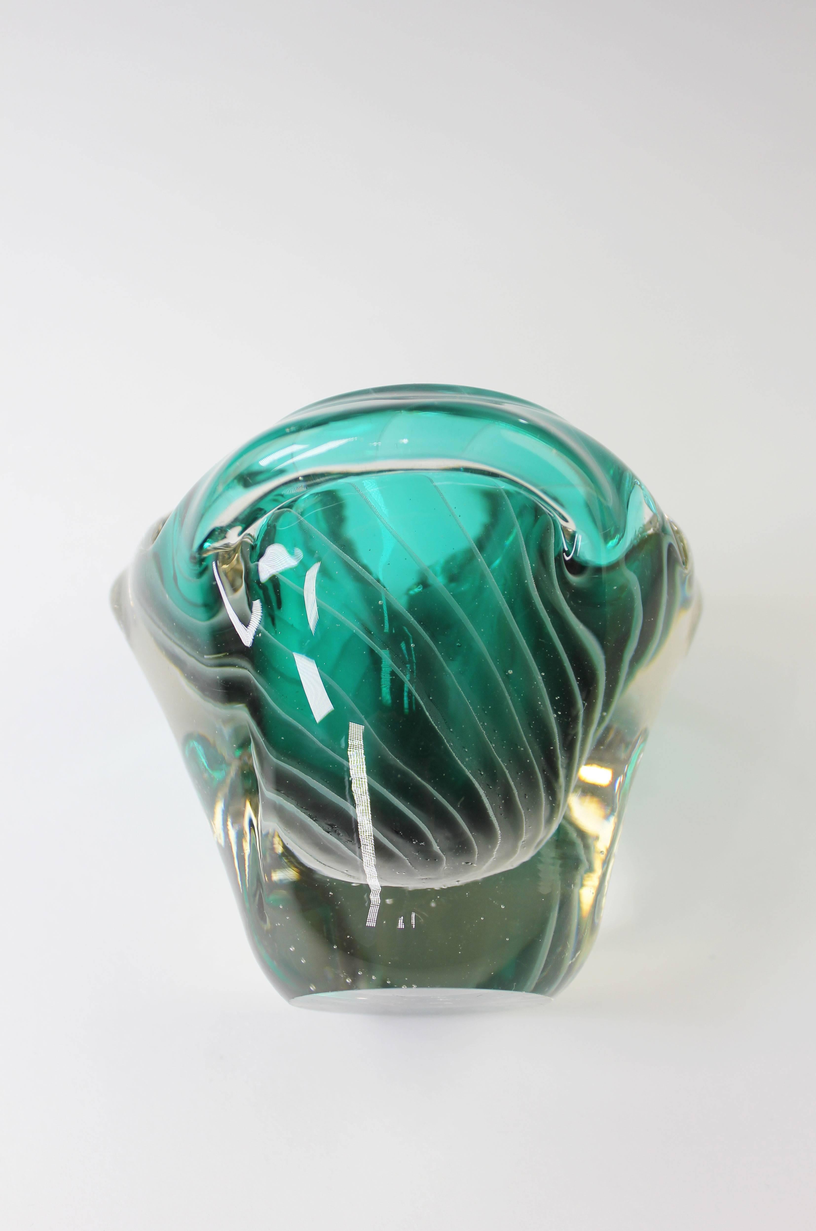 Nanny Still McKinney Small Finnish Emerald Green and White Glass Bowl, 1960s In Good Condition For Sale In Copenhagen, DK