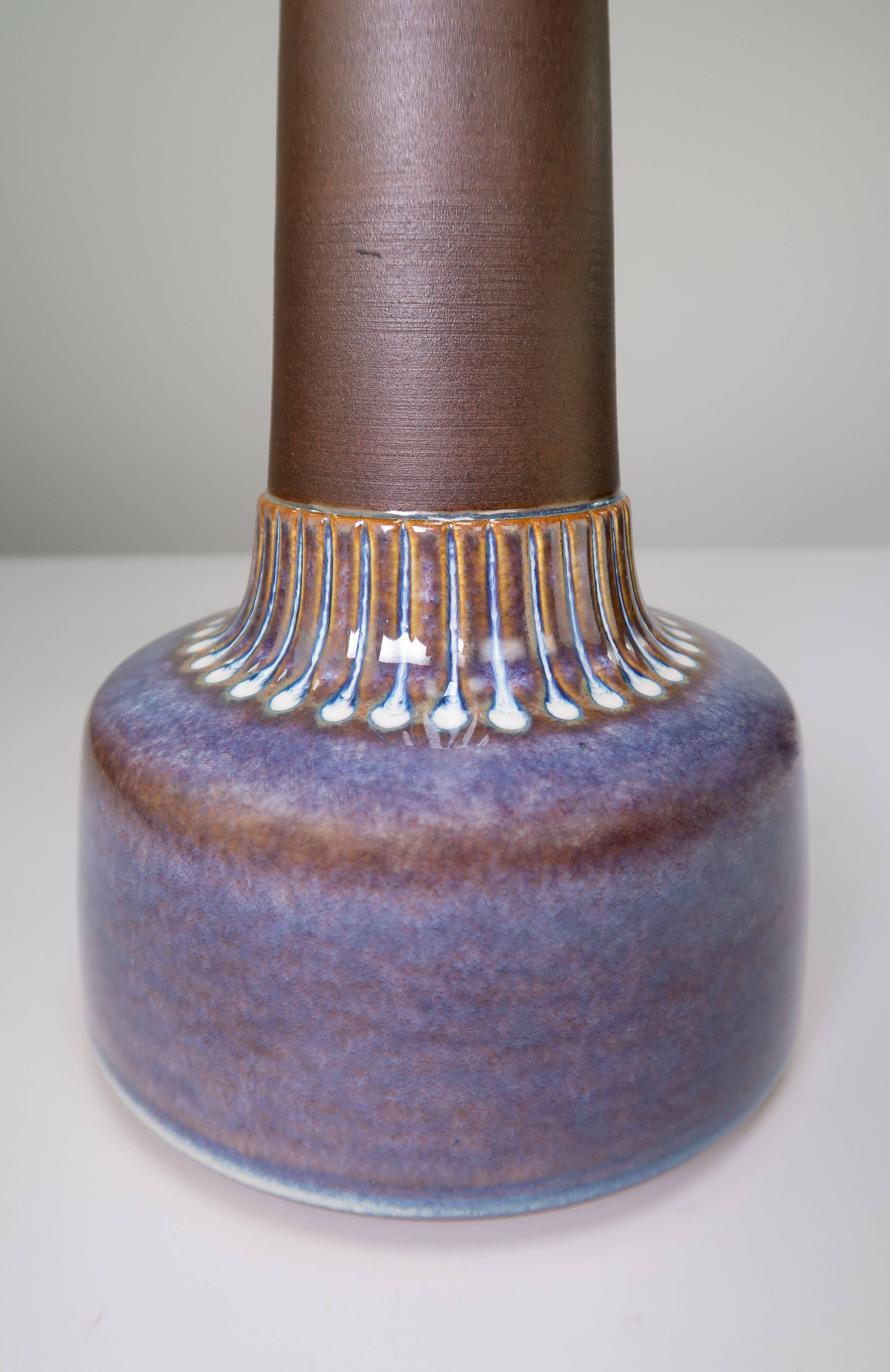 Rare violet colored version of this Einar Johansen model for Danish Soholm Pottery. Danish Mid-Century Modern stoneware table lamp in violet, plum and white colors with a hickory brown neck. Model 1080-1. Signed and stamped on the glazed base. E27.