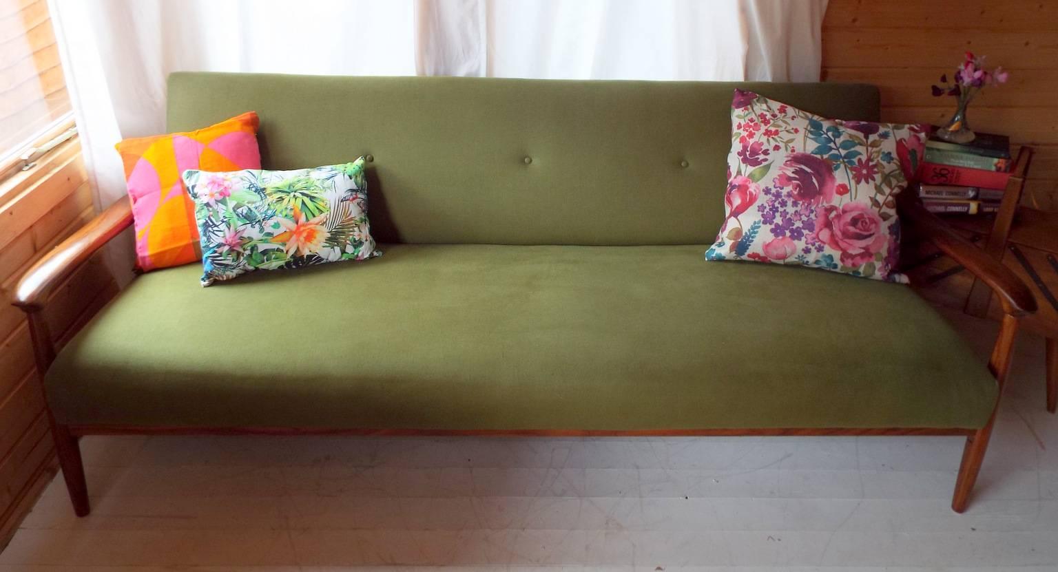 A simply beautiful vintage sofa bed from world renowned Mid-Century designers, Greaves & Thomas of London.

Designed in the 1960s and using highest quality materials, this is a superb piece of furniture.

The soft green twill upholstery is in