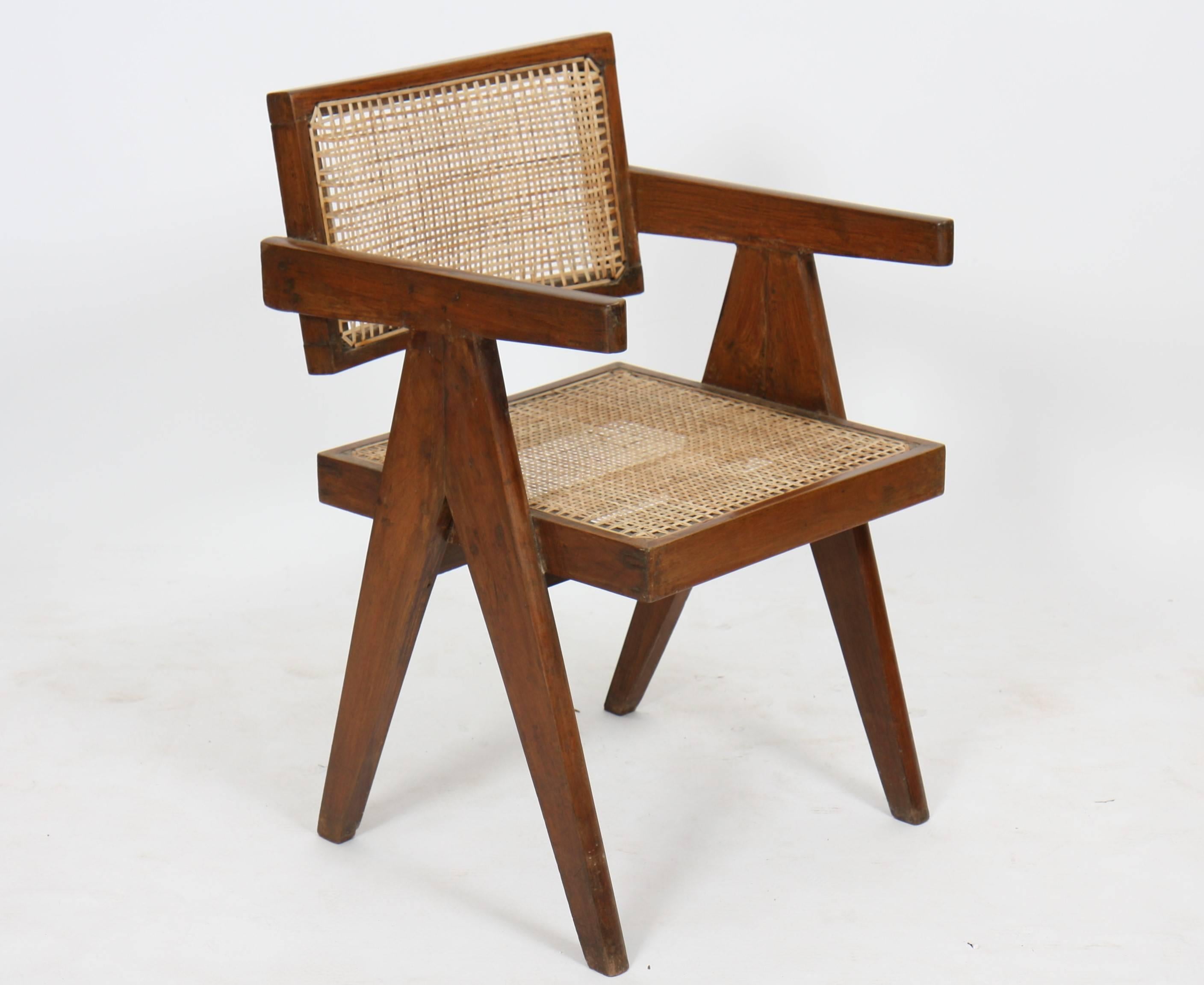 Pierre Jeanneret (1896-1967) office cane elegant chairs.
In teak with inclined and slightly curved backrest.
Detached armrests and side
compass design armrests. Cane seat and backrest restored,
circa 1956.
Measures: Height 76 cm x length 50 cm x