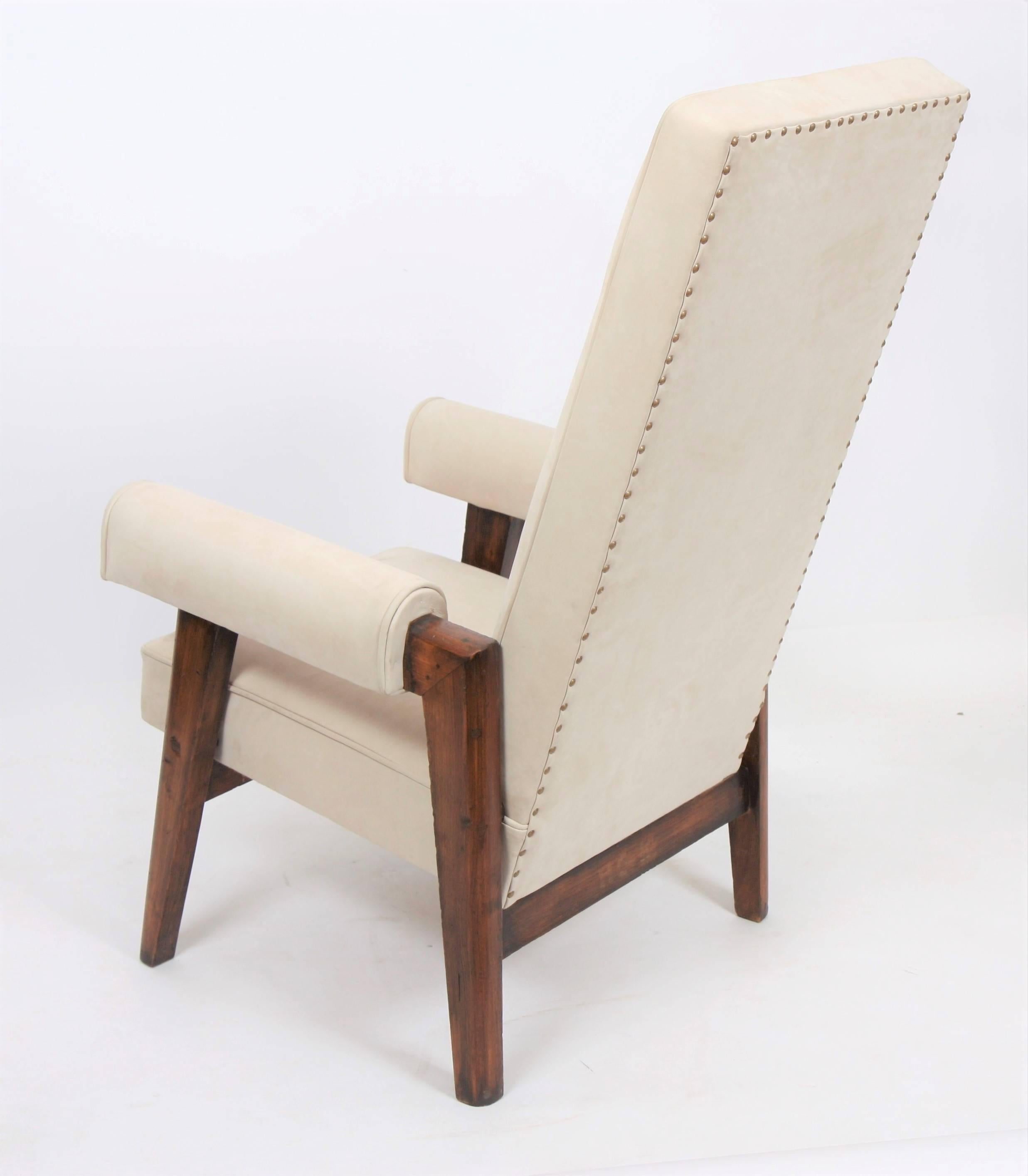 Important Judge chair in solid teak with flat inclined back, lateral base forming a bridge.
Detached armrests with rounded cuffs.
Seat, backrest and cuffs covered with a restored white leather.
circa 1955.
Provenance: Court of Chandigarh,