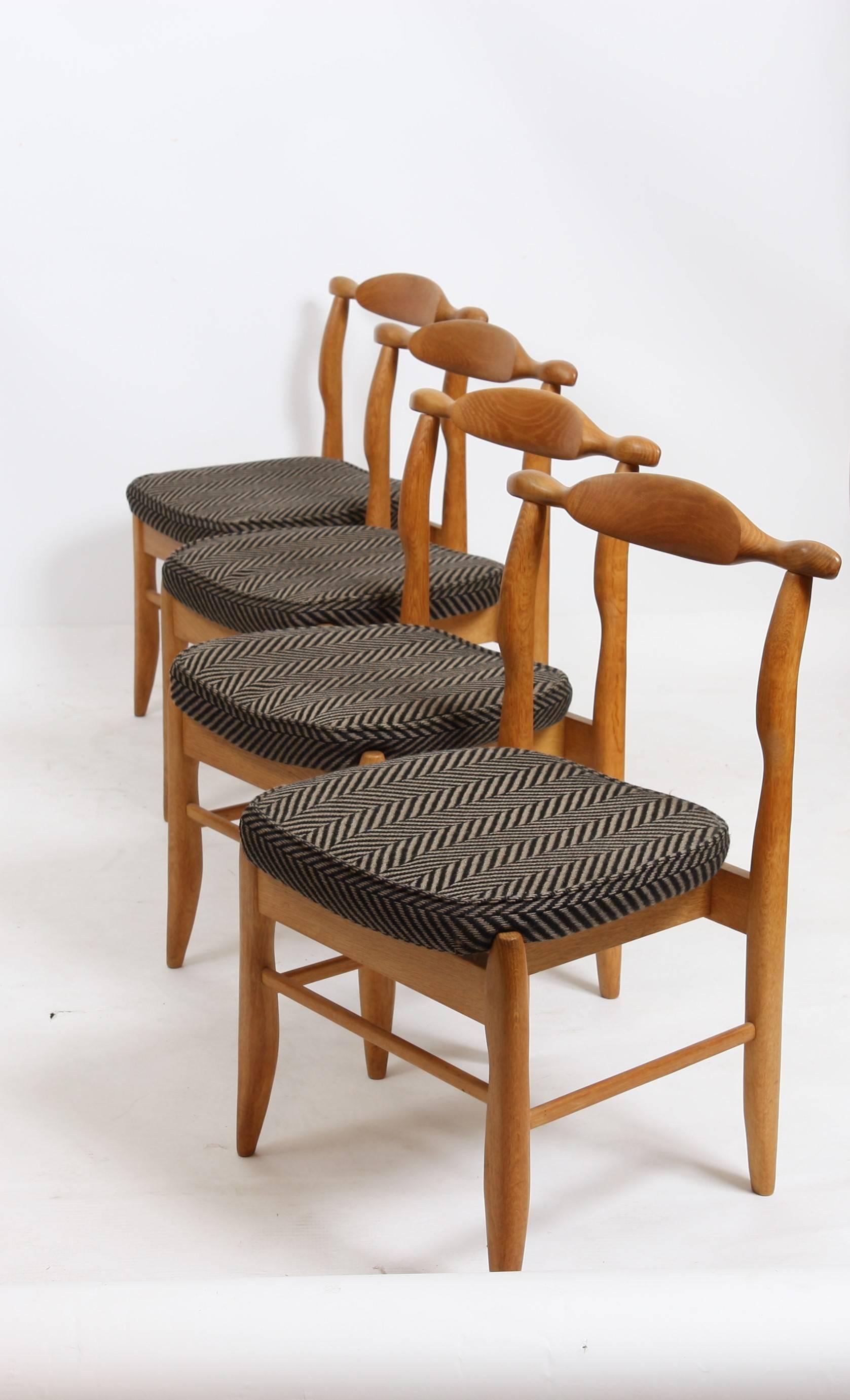 Set of four chairs and two upholstered armchairs, accompanied by a table with two extensions, decorated with ceramic.
Massive oak.
Provenance: Particular family of the North of France, circa 1965.
Original condition.

Robert Guillerme is a