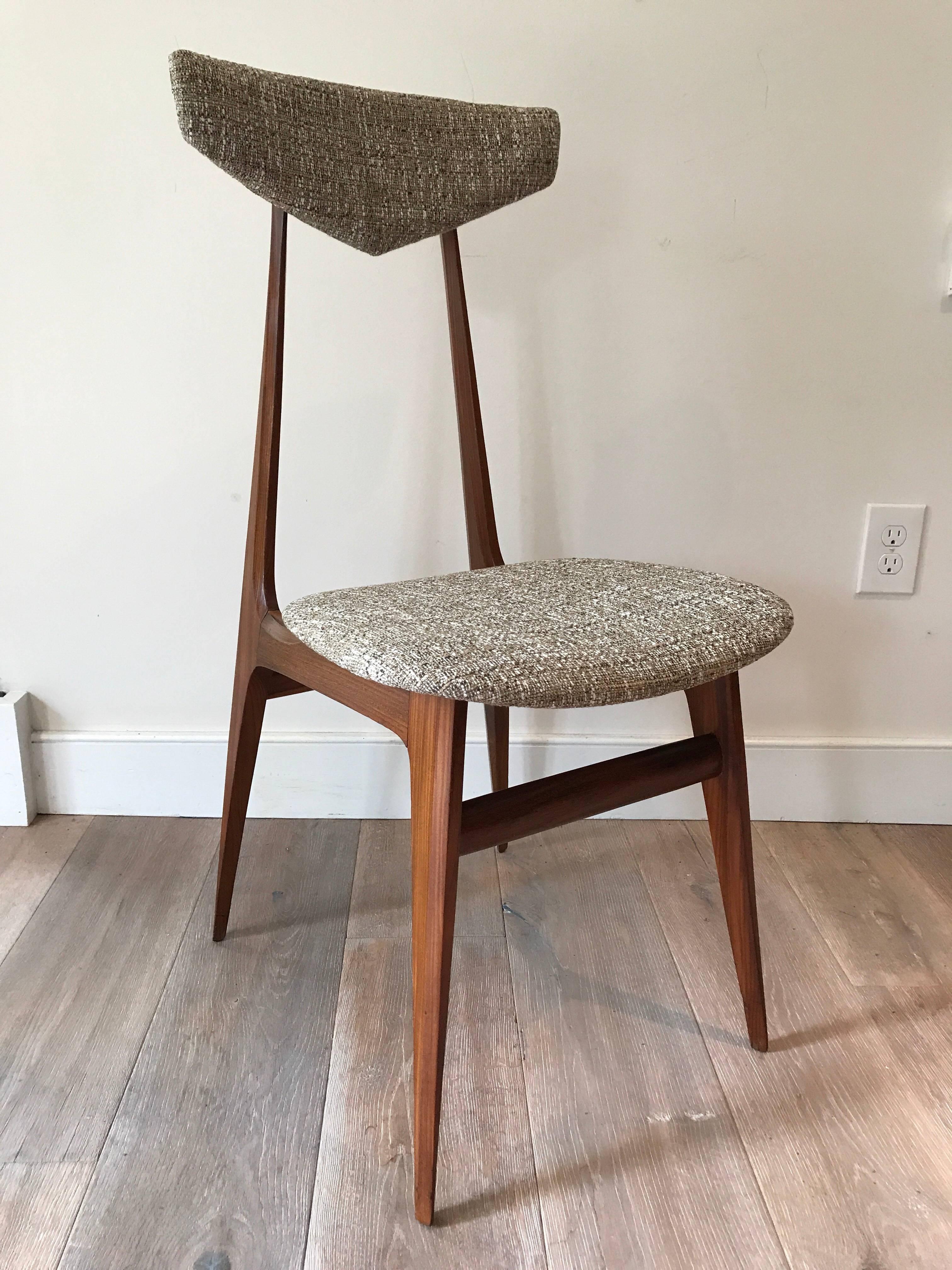 Un set di otto rare sedie da pranzo attribuite a Ico Parisi. Proporzioni e design meravigliosi. Condizioni eccellenti con tappezzeria in tweed nuova.