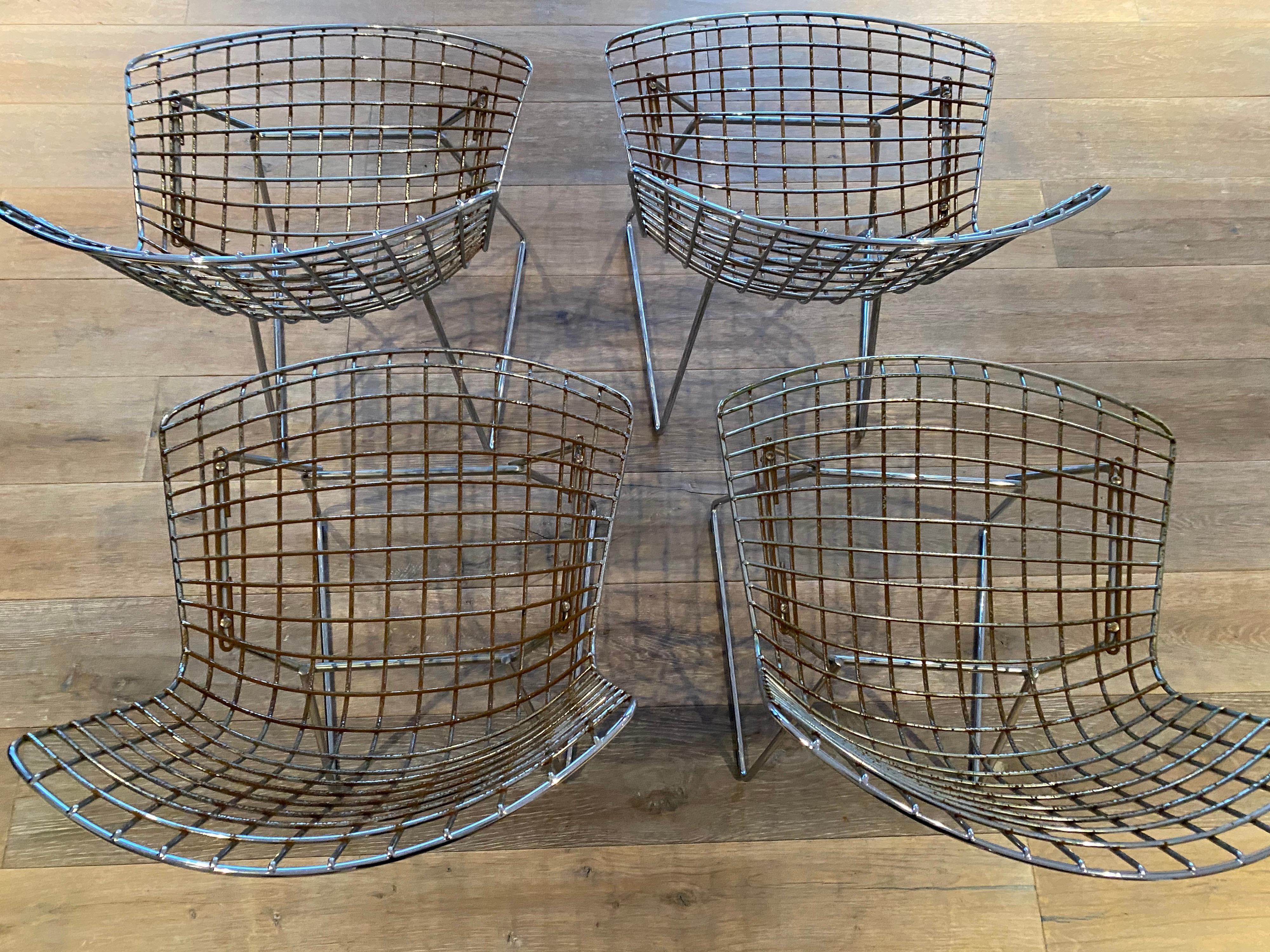 Un ensemble de quatre chaises vintage Bertoia en fil métallique par Knoll. Coussins rouges d'origine inclus.