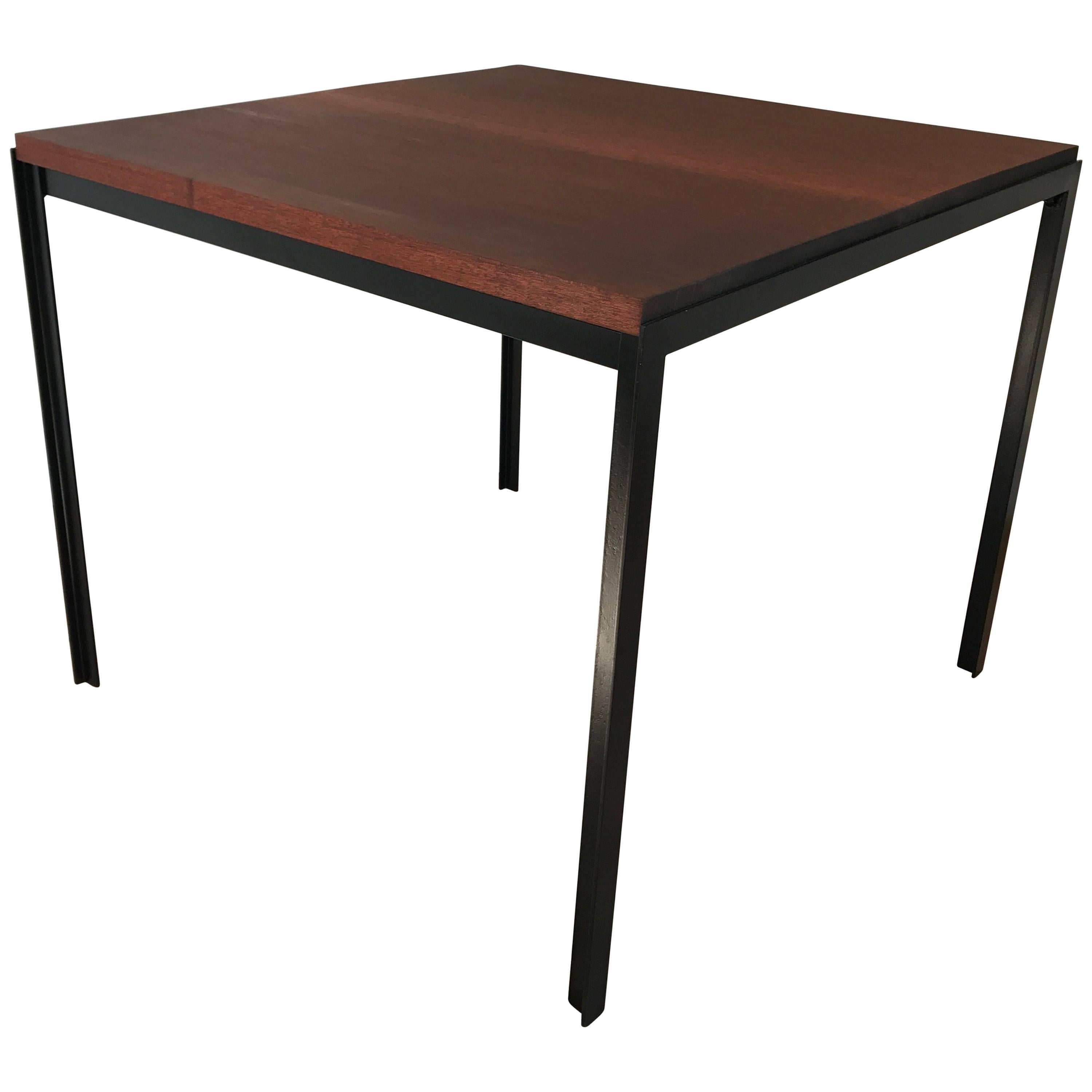 Quadratischer T-Tisch von Florence Knoll mit Eisengestell und Mahagoni-Platte. Die neu bearbeitete Platte ist für den Einsatz im Innen- und Außenbereich geeignet.