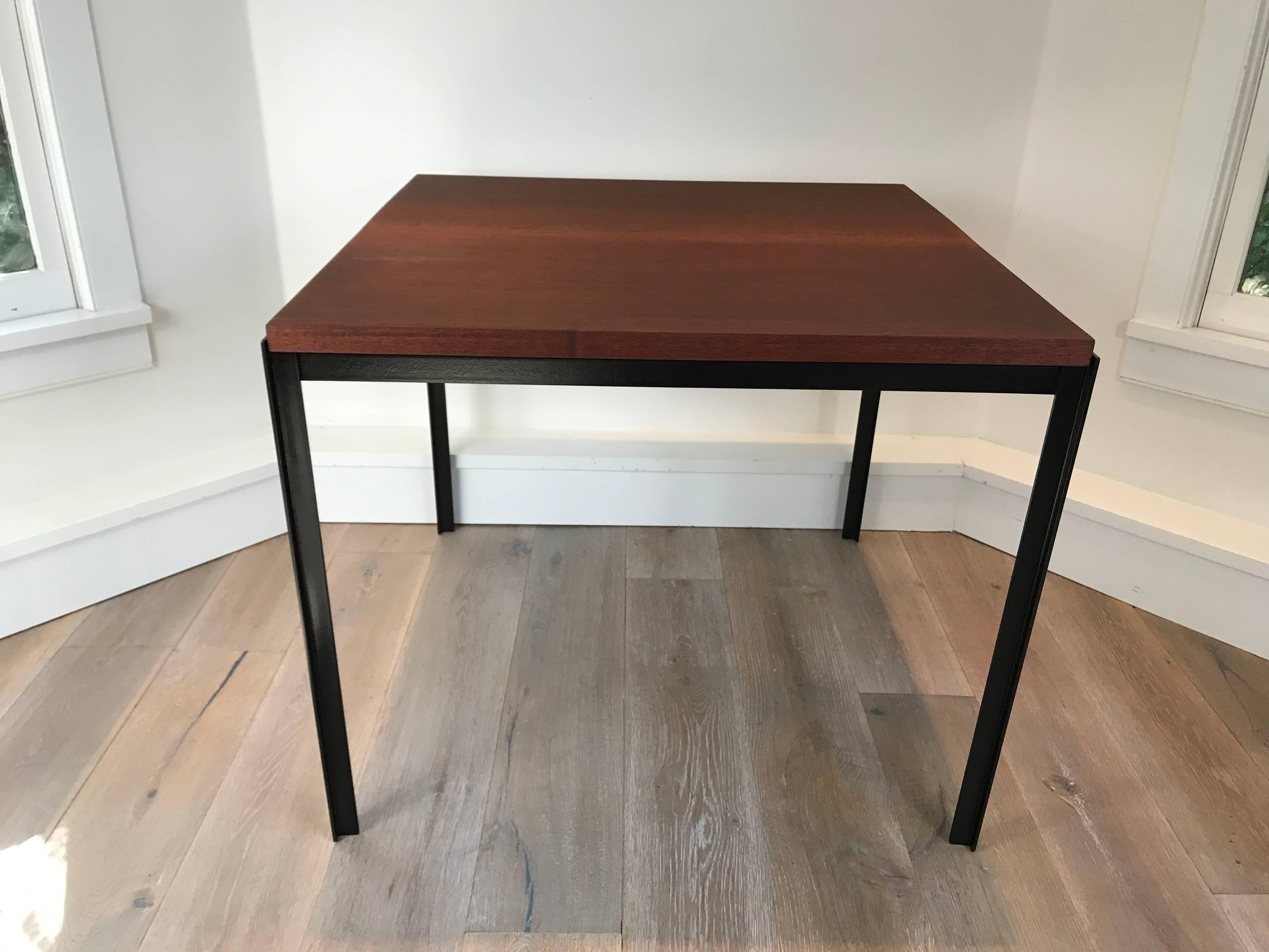 Florence Knoll „T“ Angle-Mahagoni-Tisch mit Bogen (Moderne der Mitte des Jahrhunderts) im Angebot